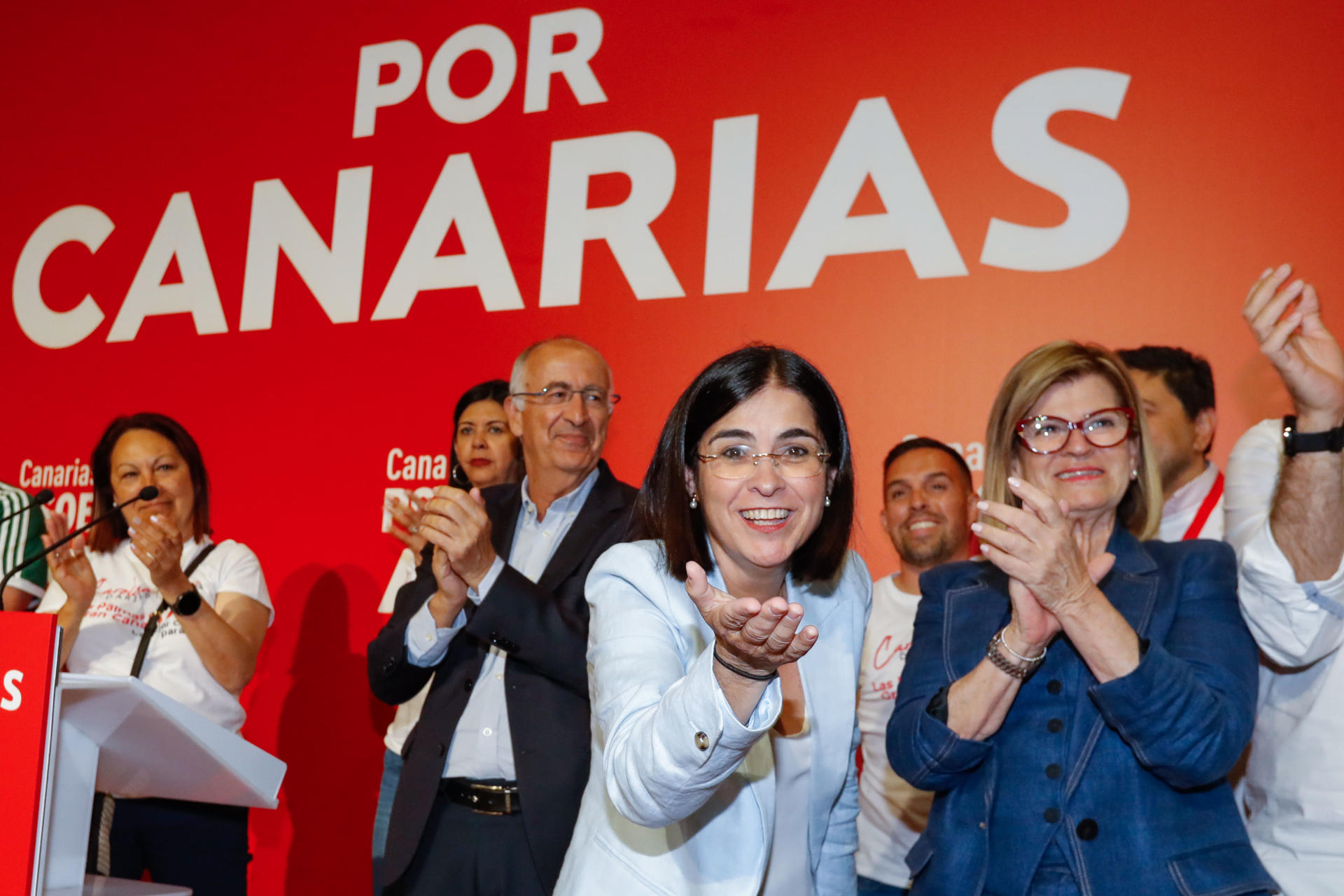 La candidata del PSOE a alcaldesa de Las Palmas de Gran Canaria, Carolina Darias (2d), celebra su victoria en las elecciones al Ayuntamiento la noche del 28 de mayo. EFE/ Elvira Urquijo A.