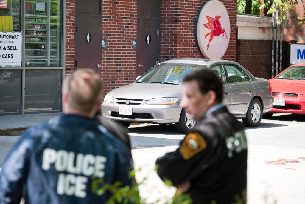 Vista de unos oficiales del Servicio de Control de Inmigración y Aduanas (ICE) que pasan por una calle de EE.UU., en una fotografía de archivo. EFE/Dominick Reuter
