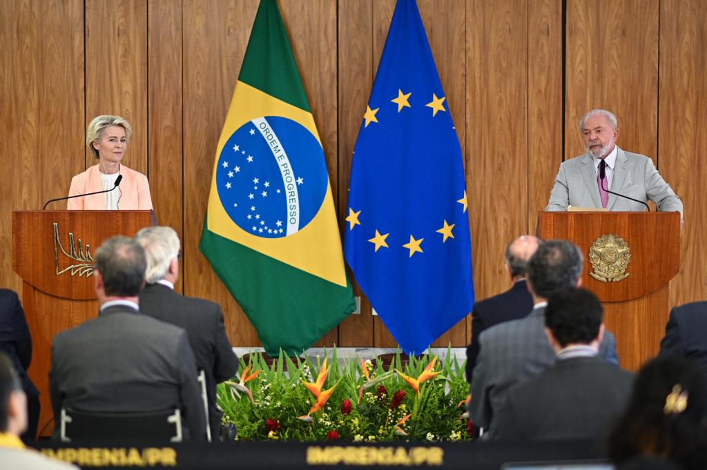 La presidenta de la Comisión Europea, Ursula von der Leyen (d), y el presidente de Brasil, Luiz Inácio Lula da Silva (i), ofrecen una conferencia de prensa conjunta tras una reunión hoy, en el Palacio de Planalto, en Brasilia (Brasil). EFE/André Borges
