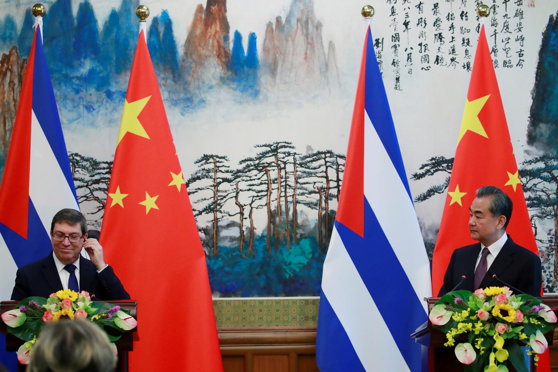 Chinese Foreign Minister Wang Yi (R), and his Cuban counterpart Bruno Rodriguez, offer a press conference in 2019 after their meeting in Beijing. EFE/ How Hwee Young/FILE