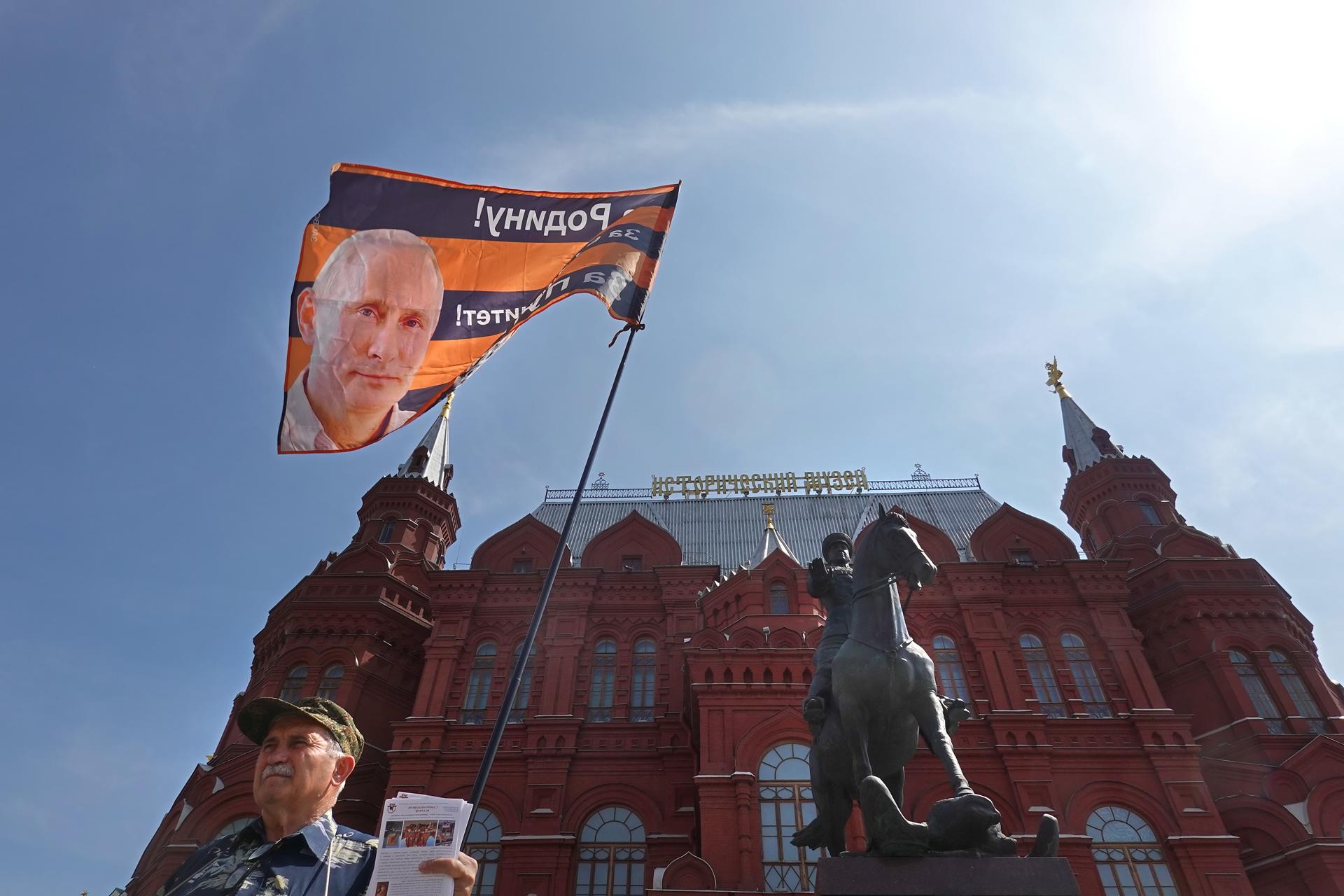 A member of the National Liberation Movement (NLM) holds a flag with a portrait of Russian President Putin reading 'For Motherland, For Sovereignty, For Putin' during a single picket in support of the Russian President in front of the monument to Marshal Zhukov on Manezhnaya Square, outside the Kremlin in Moscow, Russia, 25 June 2023. EFE-EPA/MAXIM SHIPENKOV