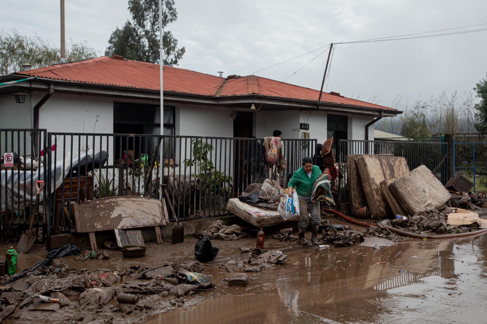 Personas trabajan en los daños causados por el desbordamiento del río Mataquito, producto de las intensas lluvias en la comuna de Licanten, en Maule (Chile), el 26 de junio de 2023. EFE/Rafael Arancibia