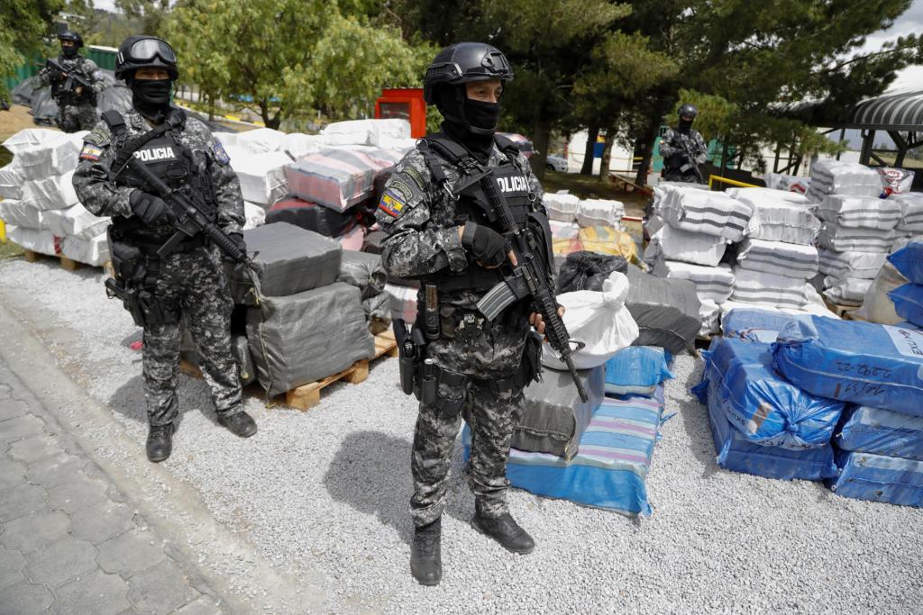 Un grupo de agentes de la Policía Nacional de Ecuador custodia hoy, bolsas con bloques de cocaína para ser destruidos mediante la técnica del encapsulamiento de la droga , en Quito (Ecuador). EFE/Santiago Fernández
