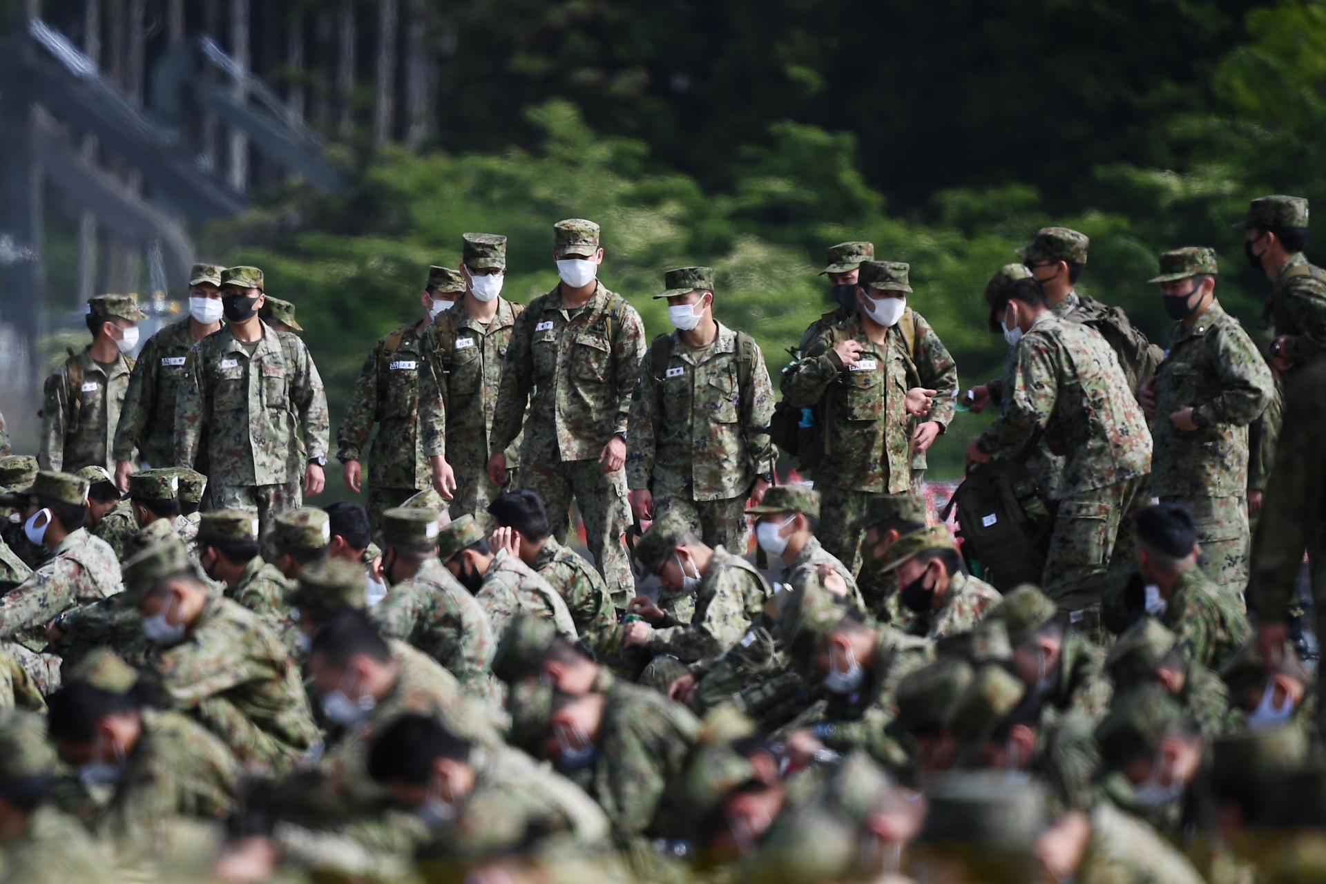 Troops in the Japanese self-defense army attend the Japan Ground Self-Defense Forces' annual live fire exercise at the Higashi-Fuji firing range in Gotembazz, Shizuoka prefecture, Japan, 23 May 2020. EFE-EPA/CHARLY TRIBALLEAU / POOL/FILE