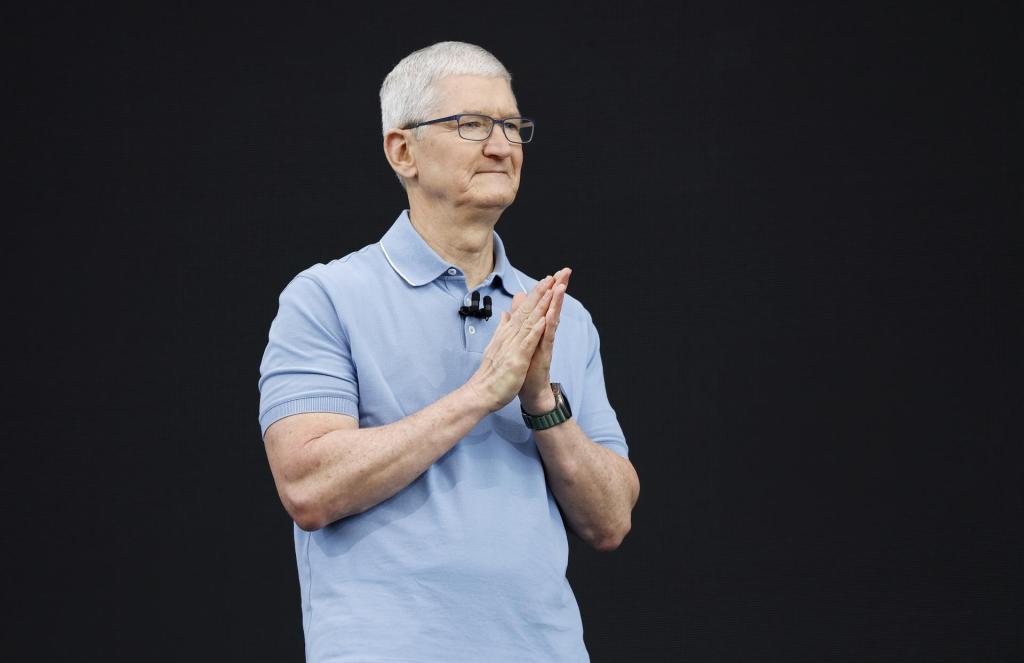 El máximo ejecutivo de Apple, Tim Cook, habla durante la Conferencia Mundial de Desarrolladores (WWDC), que se desarrolla en la sede de Apple Park en Cupertino, California, este 5 de junio de 2023. EFE/John G. Mabanglo
