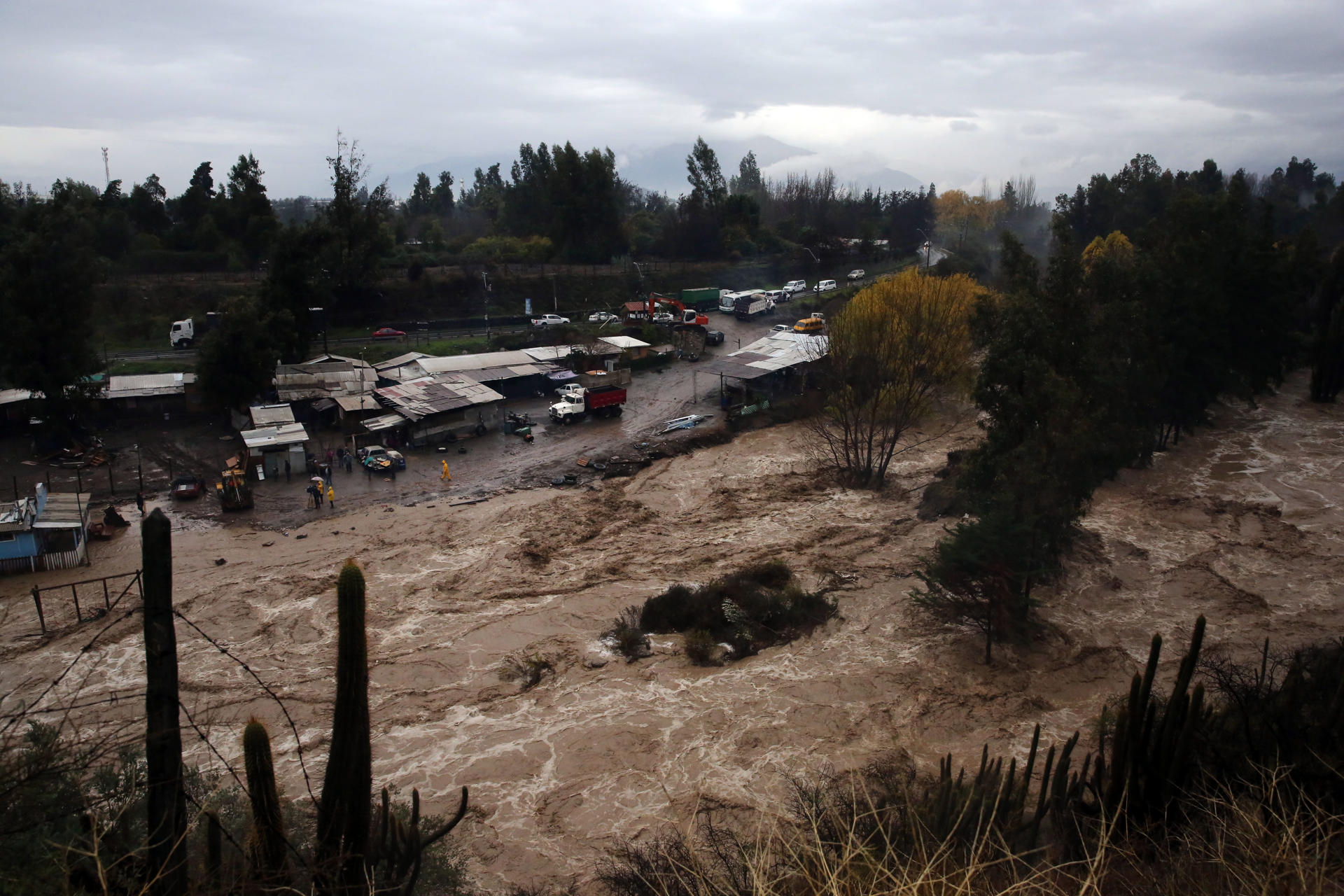 Vista general hoy de la crecida del río Clarillo, producto de las intensas lluvias en la comuna de Pirque, en Santiago (Chile). EFE/Elvis González