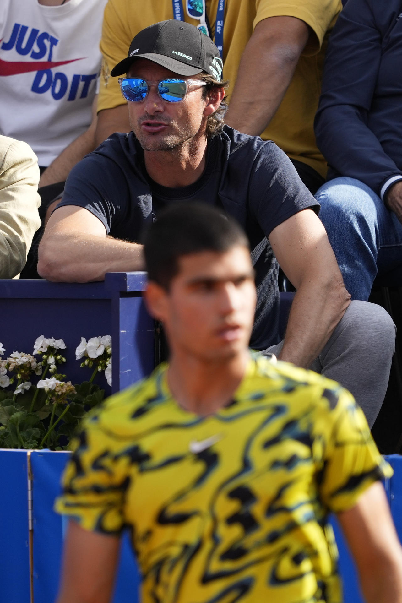 Juan Carlos Ferrero, entrenador de Carlos Alcaraz, en segundo plano durante el pasado  Barcelona Open-Trofeo Conde de Godó. EFE/Alejandro García/archivo
