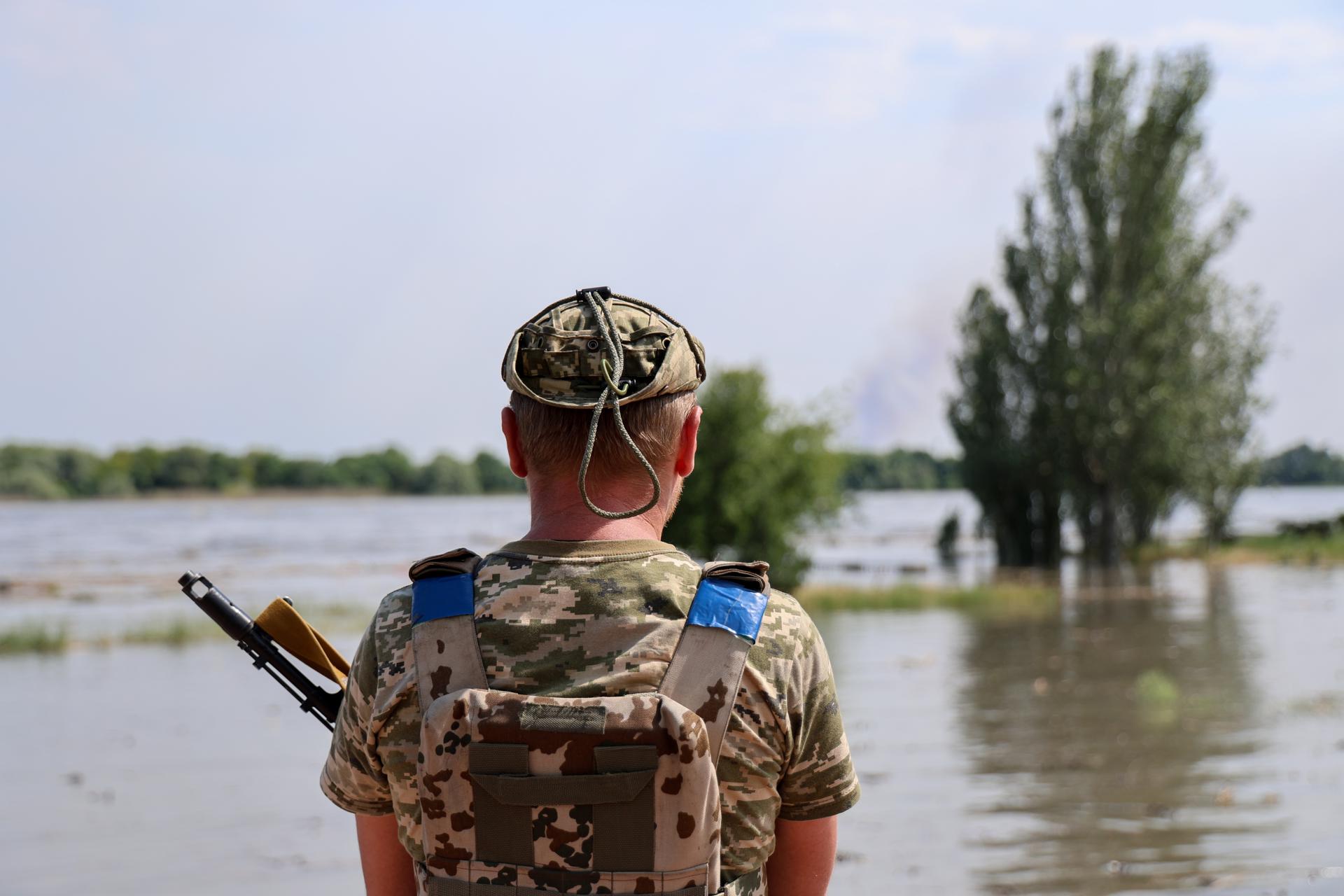 A Ukrainian serviceman looks on a she stands in a flooded street of Kherson, Ukraine, 06 June 2023. EFE-EPA/FILE/IVAN ANTYPENKO