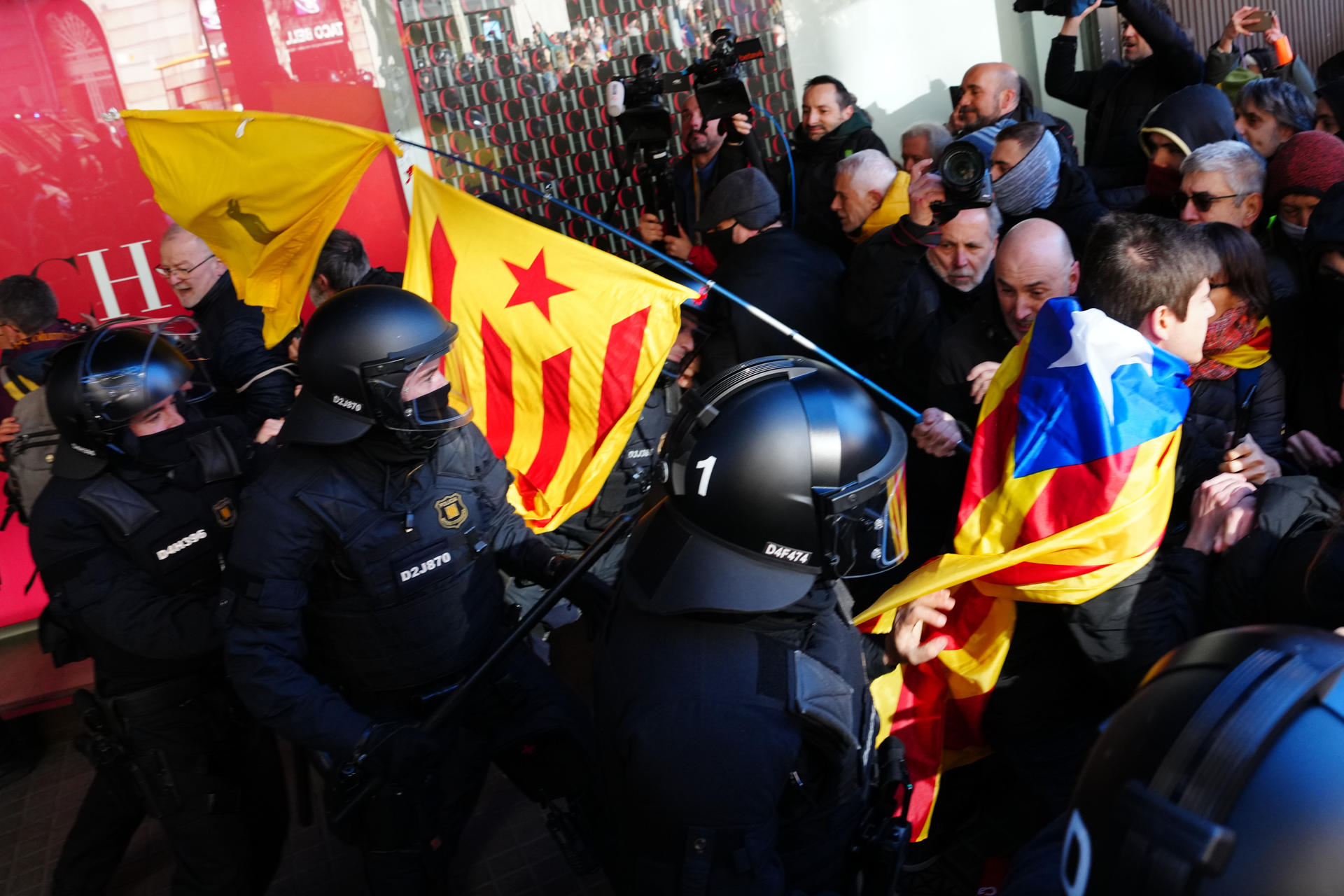 Incidentes el pasado mes de enero entre manifestantes y mossos d'Esquadra durante la manifestación promovida por los CDR ante el Consulado General de Francia contra la cumbre hispanofrancesa, este jueves en Barcelona. EFE/ Enric Fontcuberta
