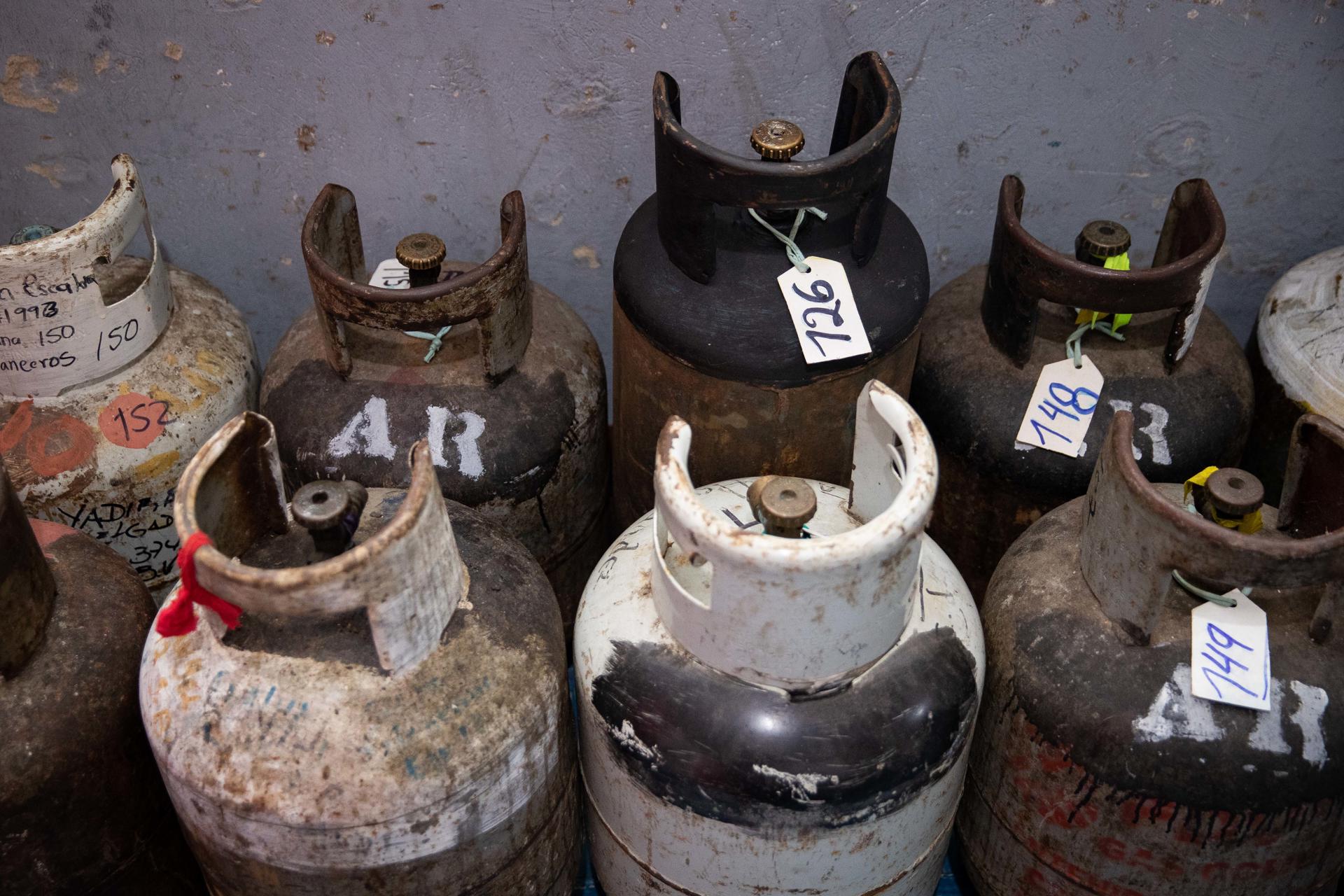 Fotografía que muestra cilindros de gas doméstico en un deposito, el 29 de mayo de 2023, en Caracas (Venezuela). EFE/Rayner Peña R.
