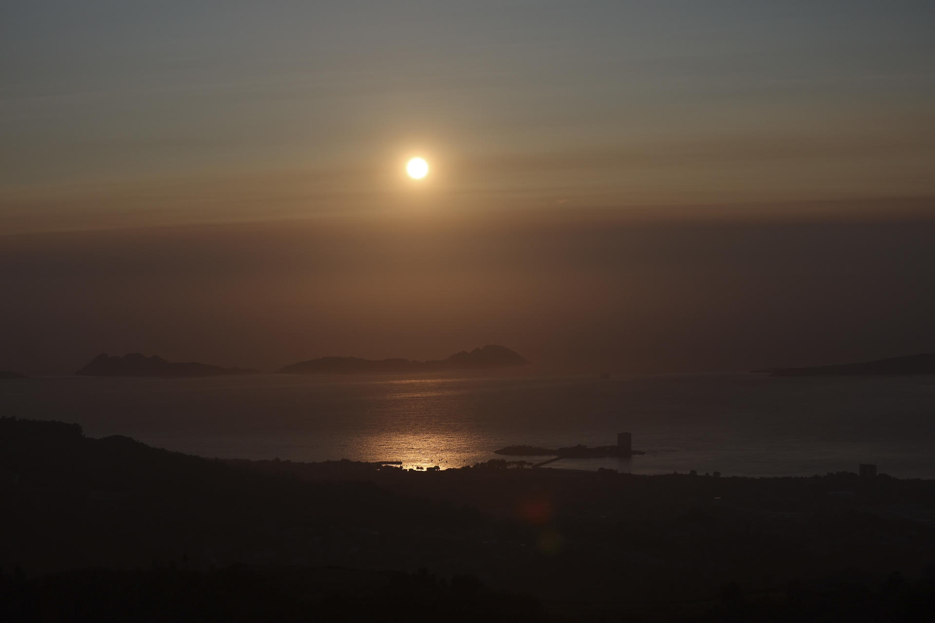 Vista del humo que desprenden los incendios de Canadá hoy domingo desde el monte Cepudo de Vigo. EFE/Sxenick