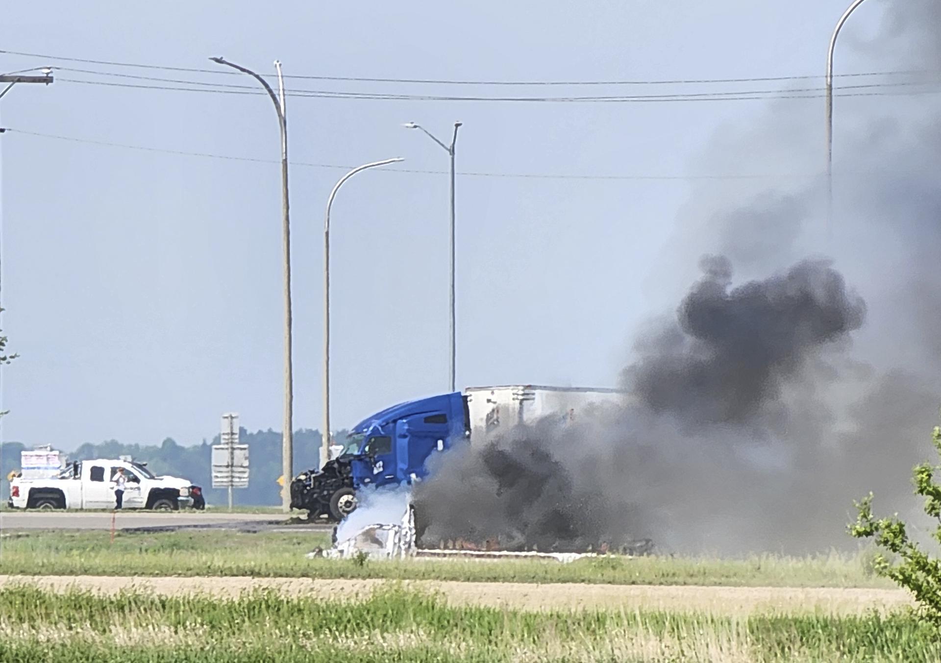Un vehículo en llamas en la escena de un accidente mortal que involucró un camión y un microbús en las cercanías de la localidad de Carberry, en la provincia de Manitoba, en el oeste de Canadá, este 15 de junio de 2023. EFE/EPA/Nirmesh Vadera