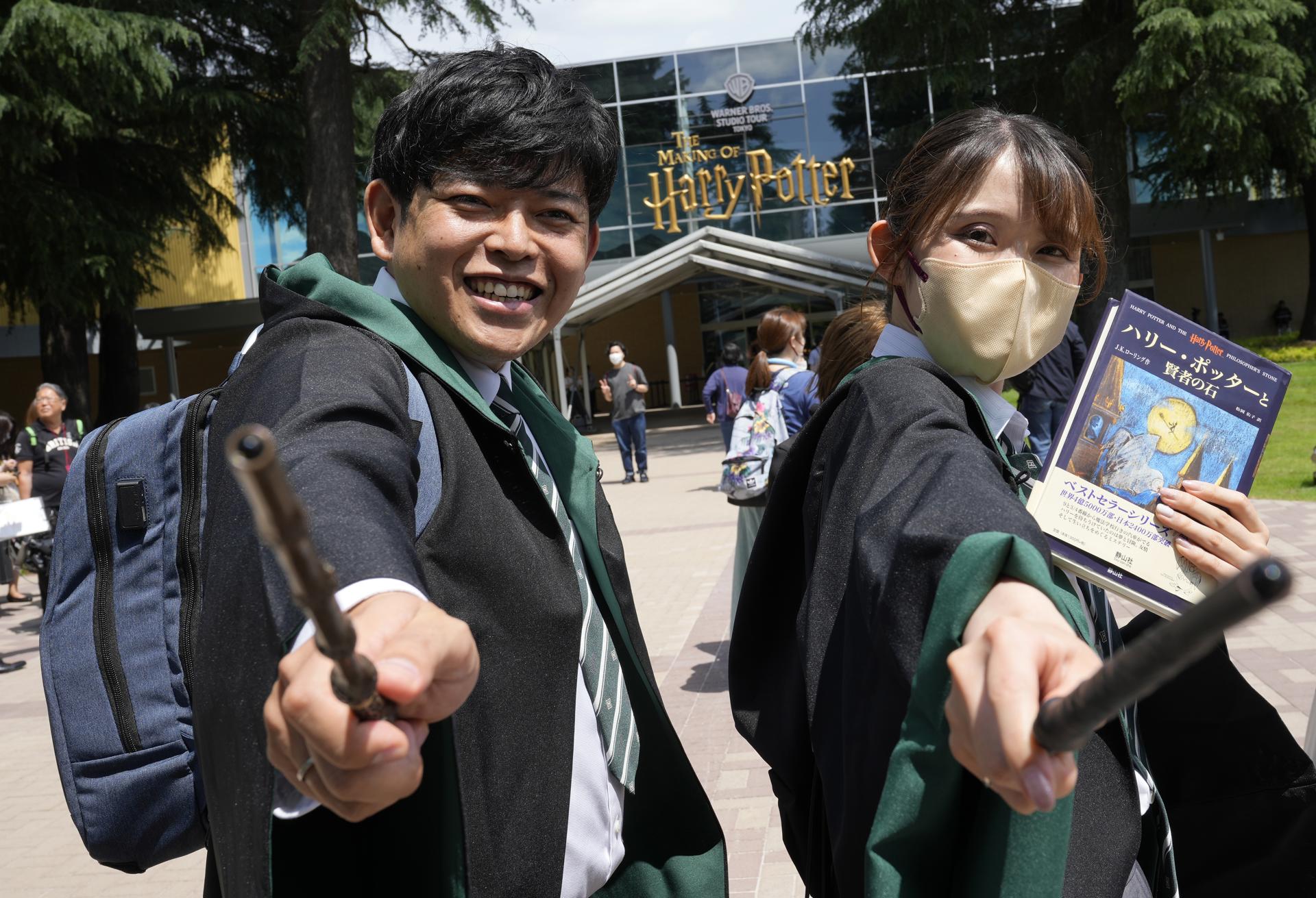 Visitors wearing costumes take a pose at the opening of the 'Warner Bros. Studio Tour Tokyo ñ The Making of Harry Potter' theme park in Tokyo, Japan, 16 June 2023. EFE-EPA/FRANCK ROBICHON EDITORIAL USE ONLY
