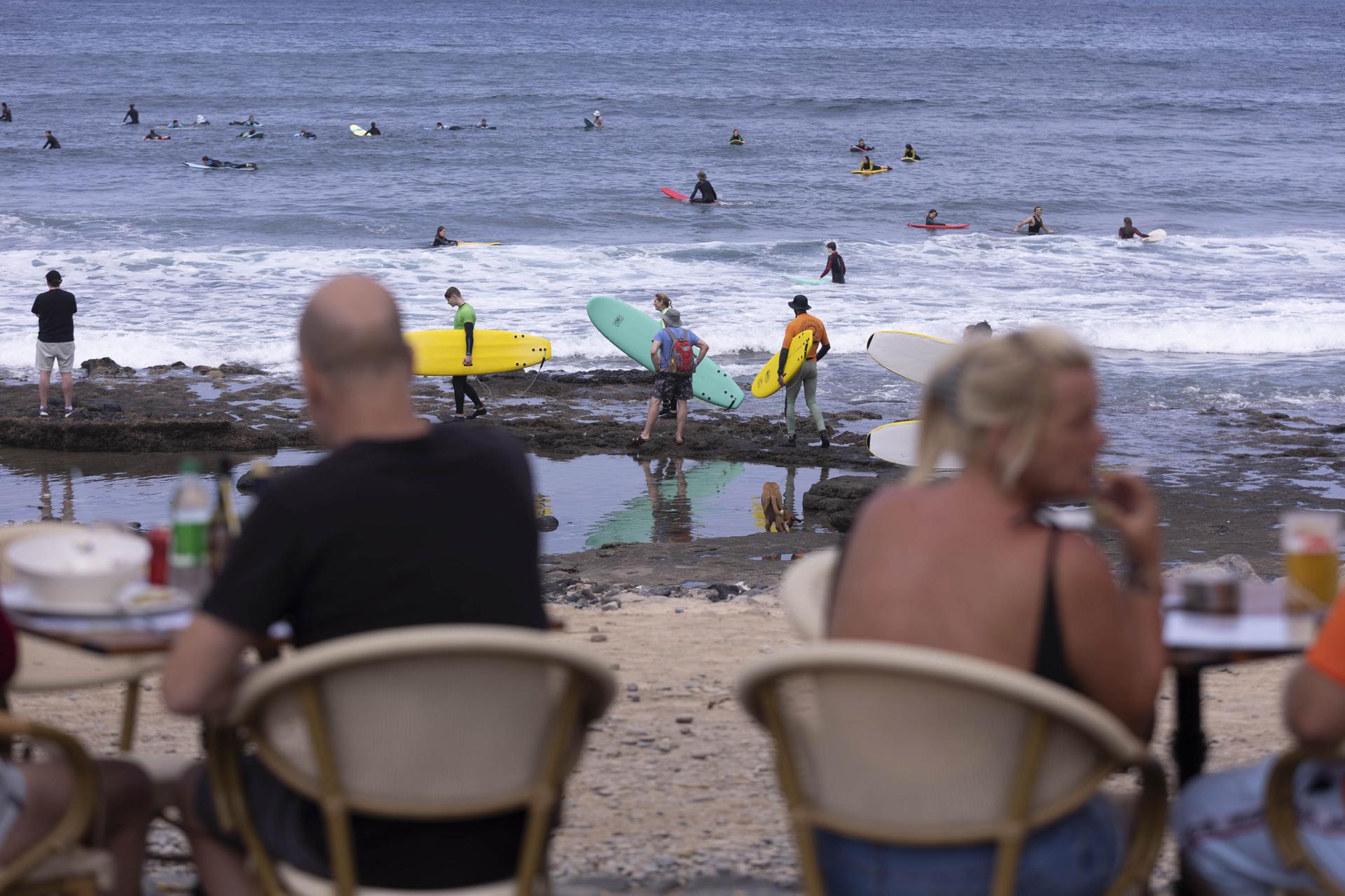 En la imagen, unos turistas extranjeros disfrutan de un día de playa en la zona de El Conquistador, al sur de Tenerife. EFE/ Miguel Barreto