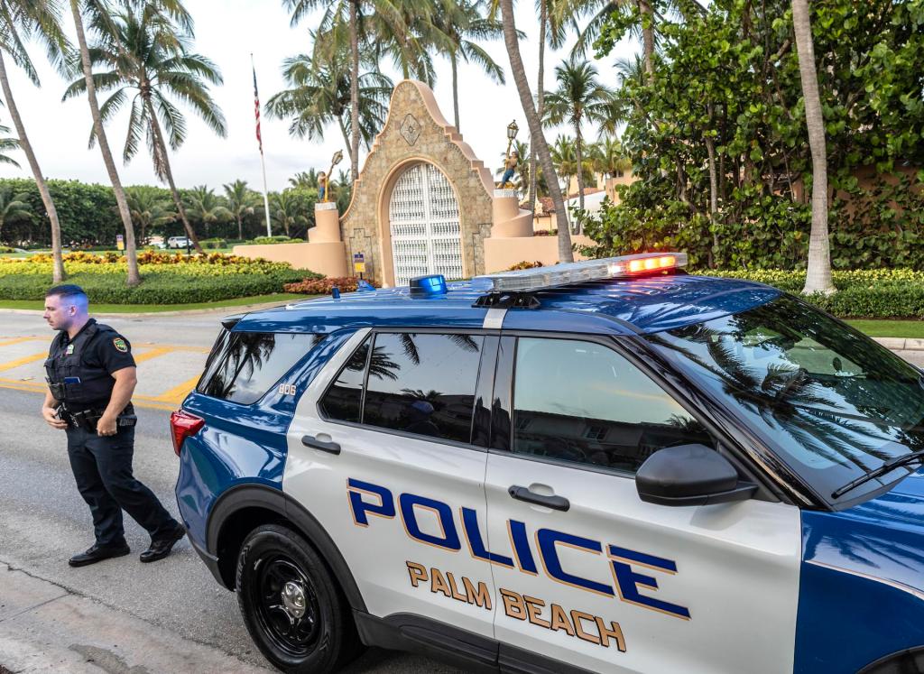 Vista de la Policía a las afueras de Mar-a-Lago, residencia del expresidente estadounidense Donald Trump en Palm Beach, Florida, en una fotografía de archivo. EFE/Cristóbal Herrera

