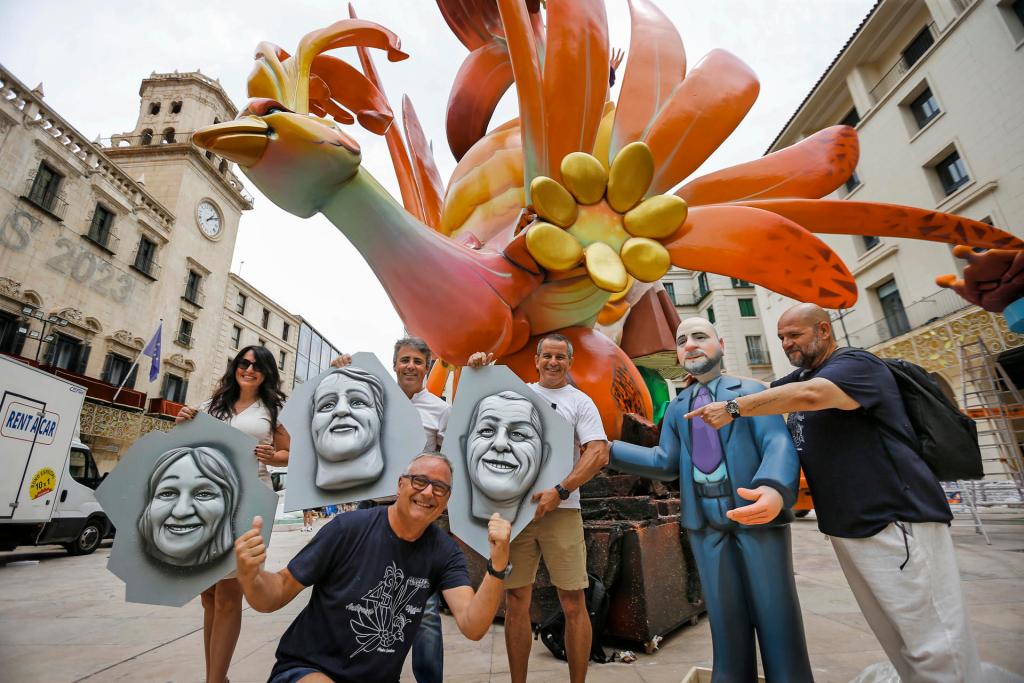 ALICANTE, 06/18/2023.-From right to left, journalists from Alicante, Luz Sigüenza, from Onda 0, Denis Rodríguez from COPE, Carlos Arcaya from SER and Juan Carlos Gumiel from COPE, pose with the artist who created La Hoguera Town Hall Officer, Pedro Espadero and his "dolls" during the institutional visit, this Sunday during an institutional visit.  EFE / Manuel Lorenzo