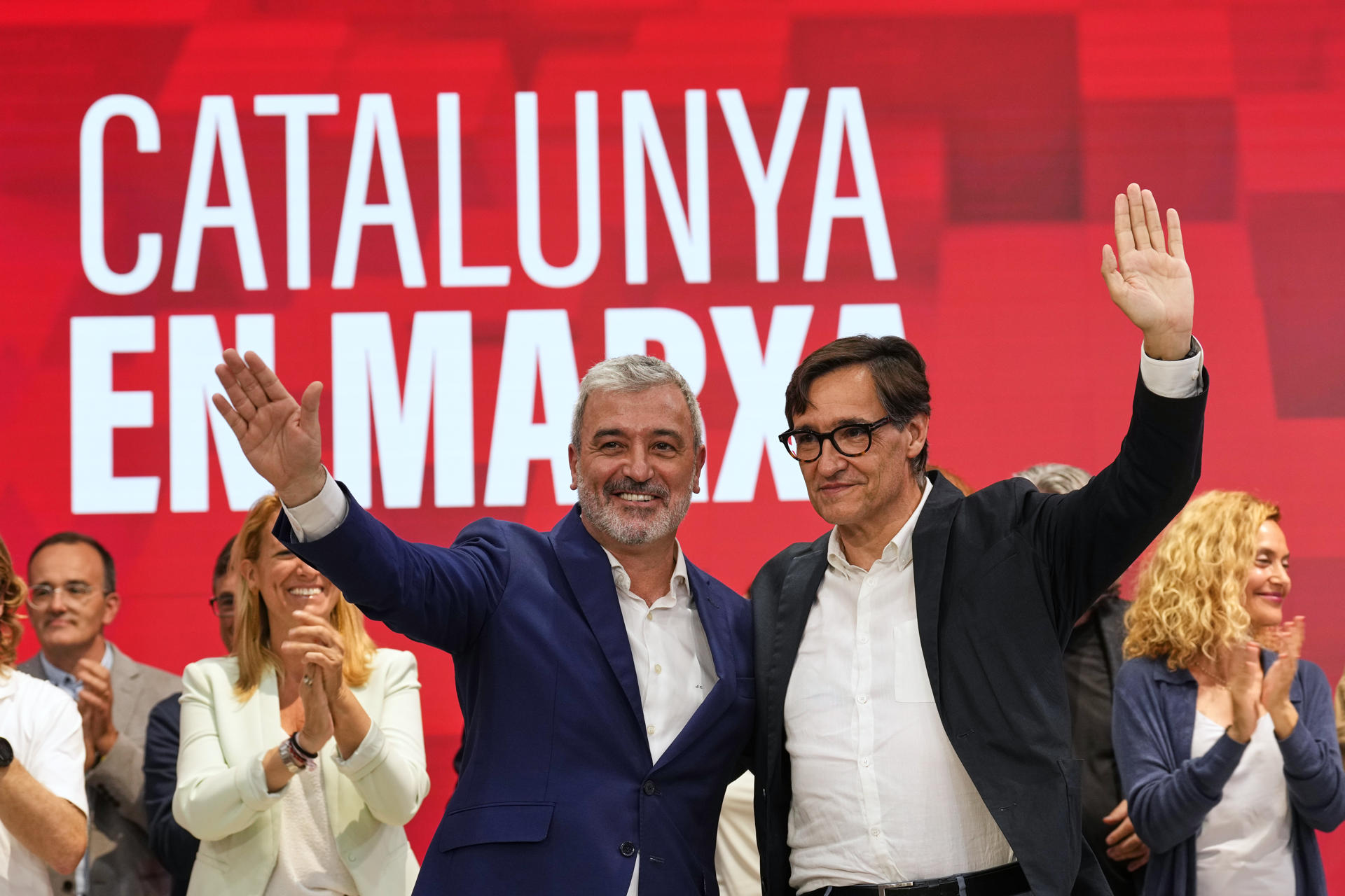El candidato del PSC a la alcaldía de Barcelona, Jaume Collboni (i), y el Primer secretario del partido, Salvador Illa, comparecen para valorar los resultados electorales este domingo en la sede del partido en Barcelona.