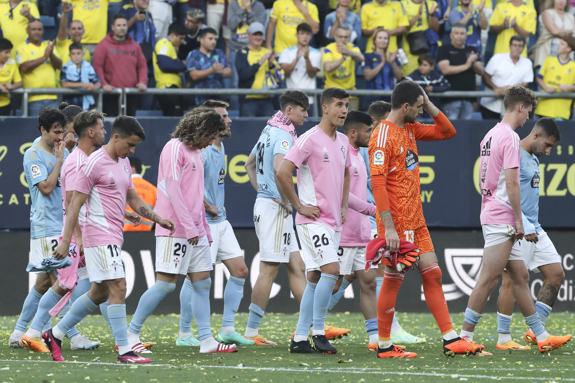 os jugadores del Celta de Vigo se lamentan tras el partido de la jornada 37 en el estadio Nuevo Mirandilla. EFE/Román Ríos
