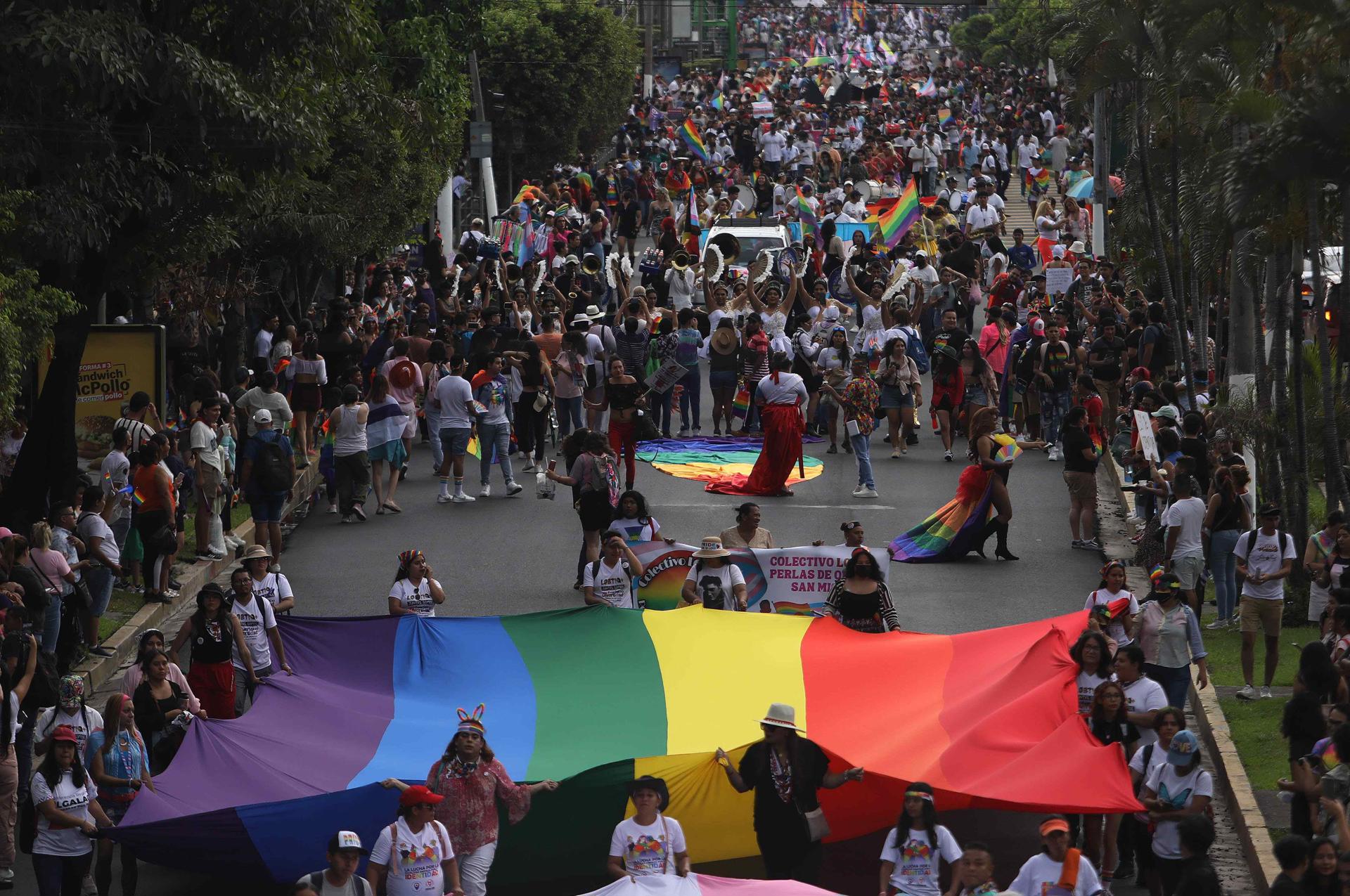 Cientos de personas participan en la Marcha del Orgullo LGBTI, hoy en San Salvador (El Salvador). EFE/Miguel Lemus