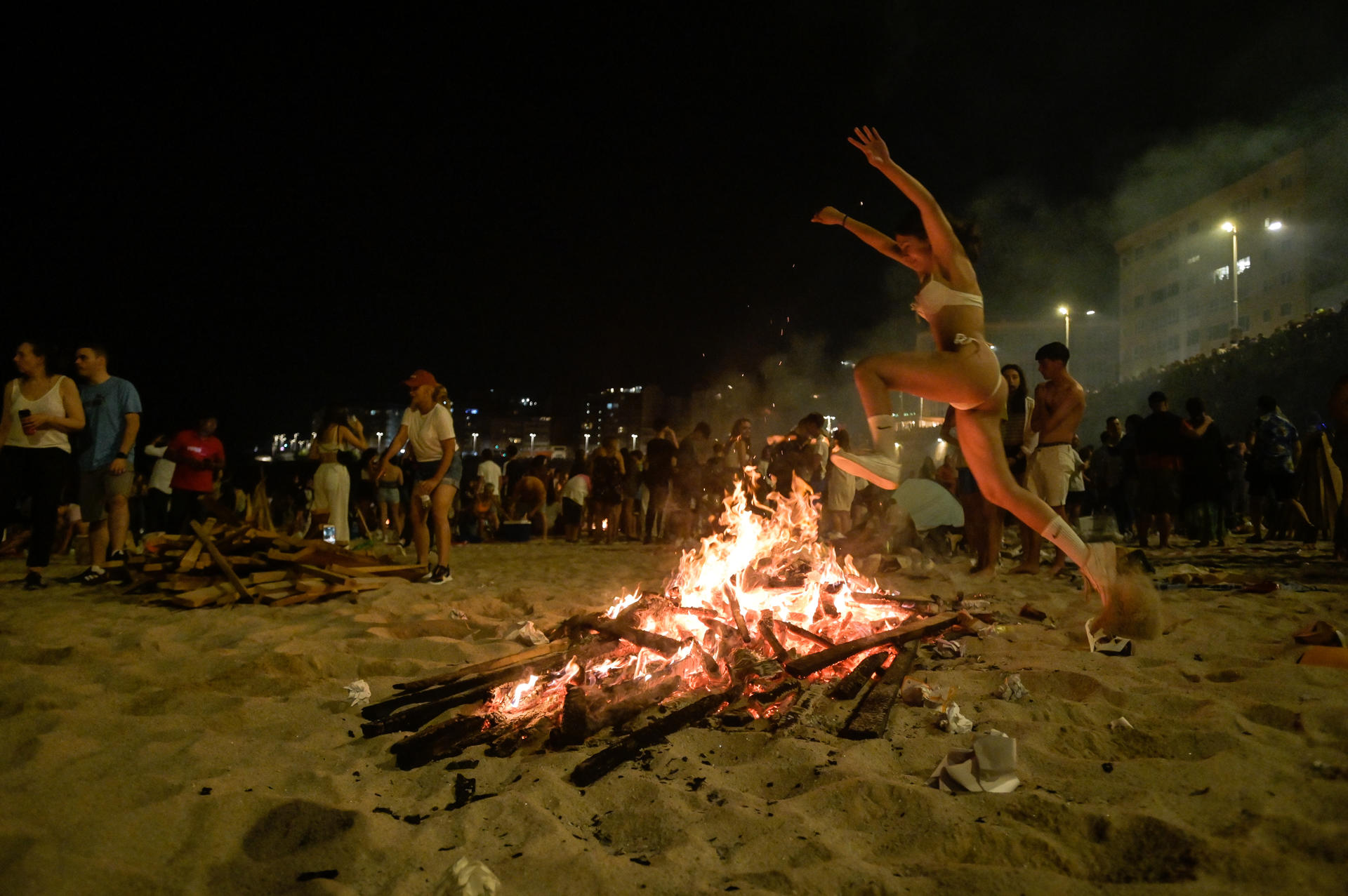 Celebración de la Noche de San Juan en la playa del Orzán, en A Coruña. EFE/Moncho Fuentes