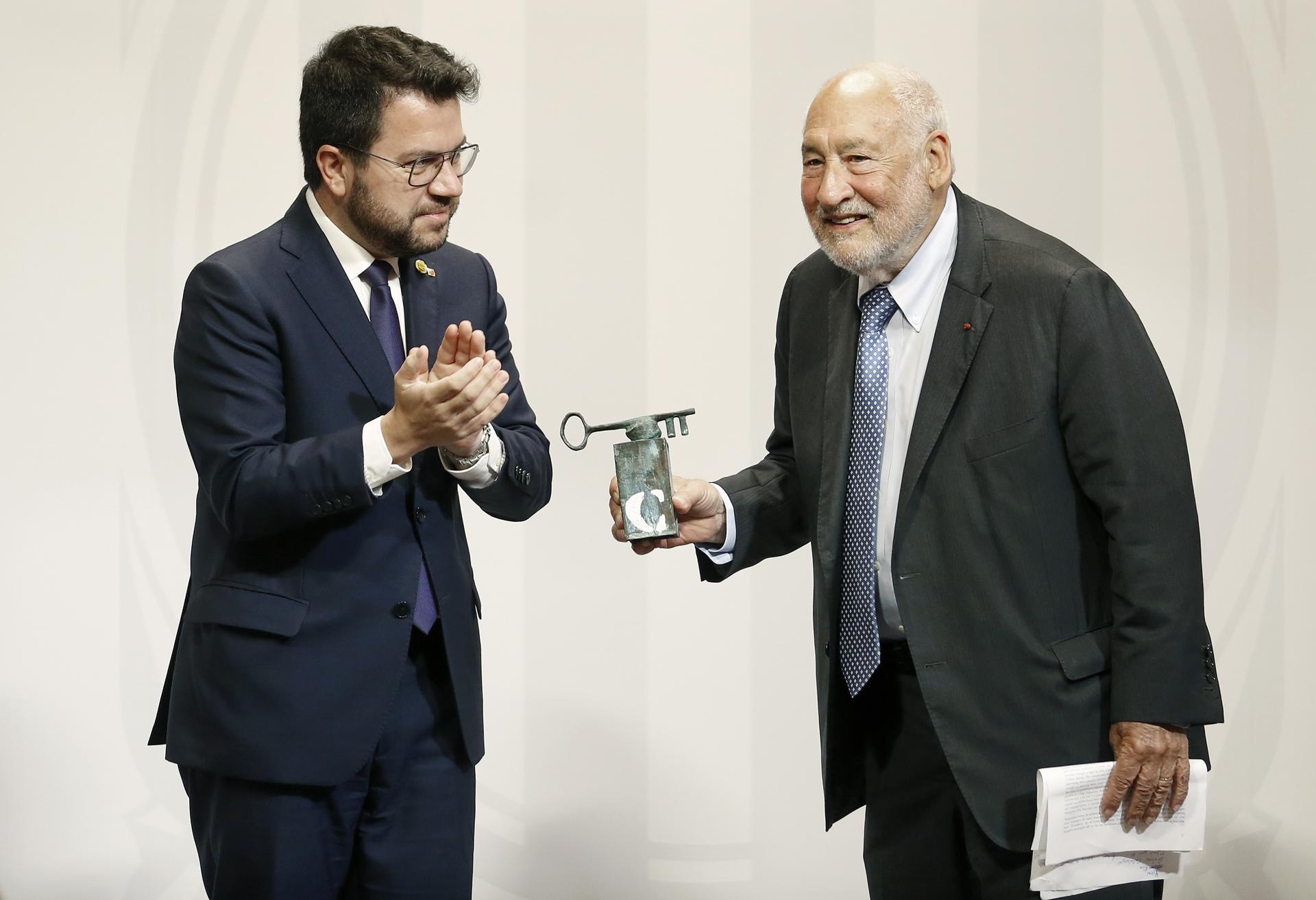 El economista estadounidense Joseph E. Stiglitz, que recibió el Nobel de Economía en 2001 (d), ha recibido este jueves el Premi Internacional Catalunya de manos del presidente de la Generalitat, Pere  Aragonès (i).