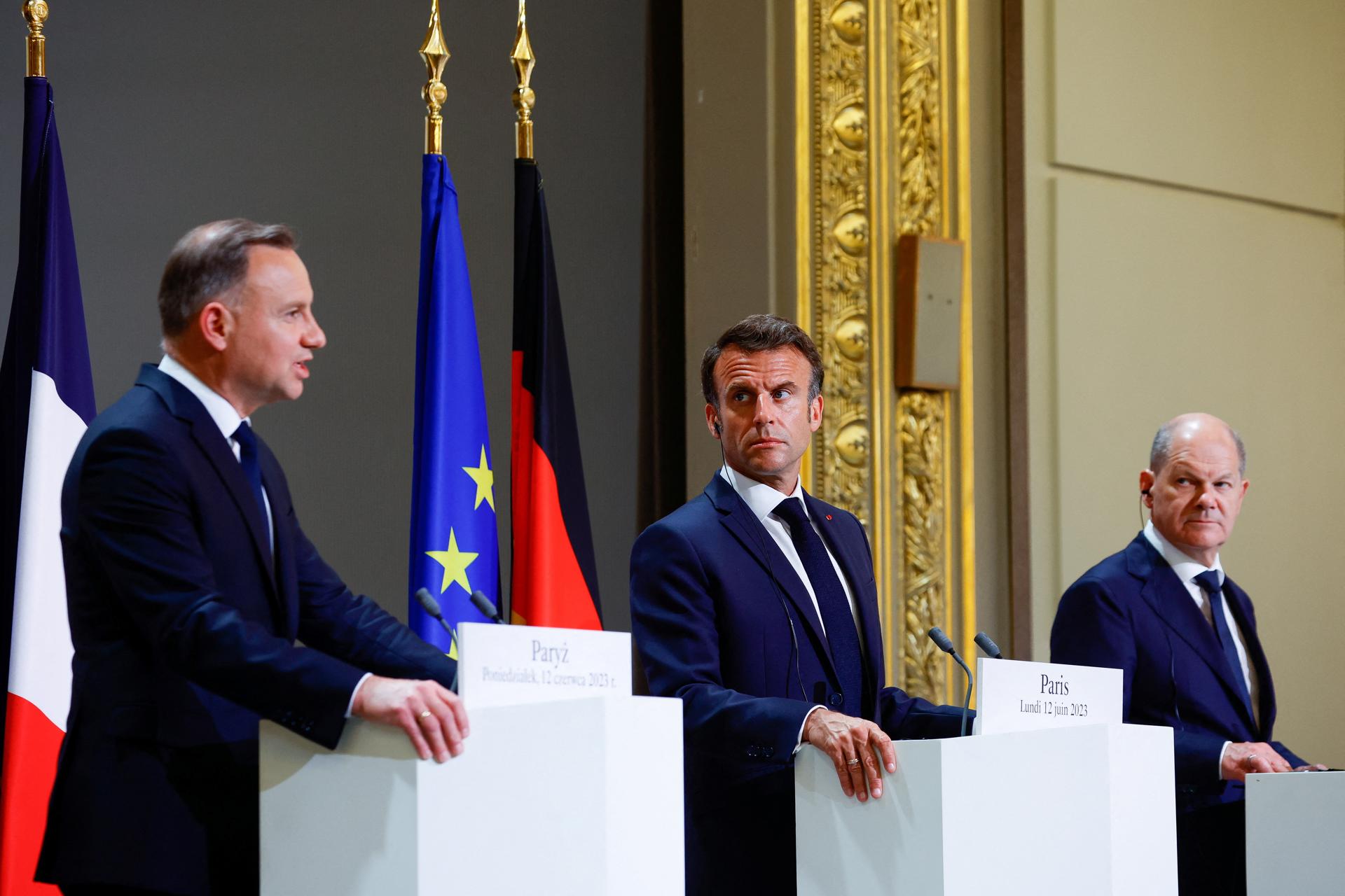 El presidente francés, Emmanuel Macron (centro), el canciller alemán, Olaf Scholz (derecha) y el presidente polaco, Andrzej Duda (izquierda) comparecen en una conferencia de prensa conjunta en París celebrada en el Palacio del Elíseo. EFE/EPA/Sarah Meyssonnier