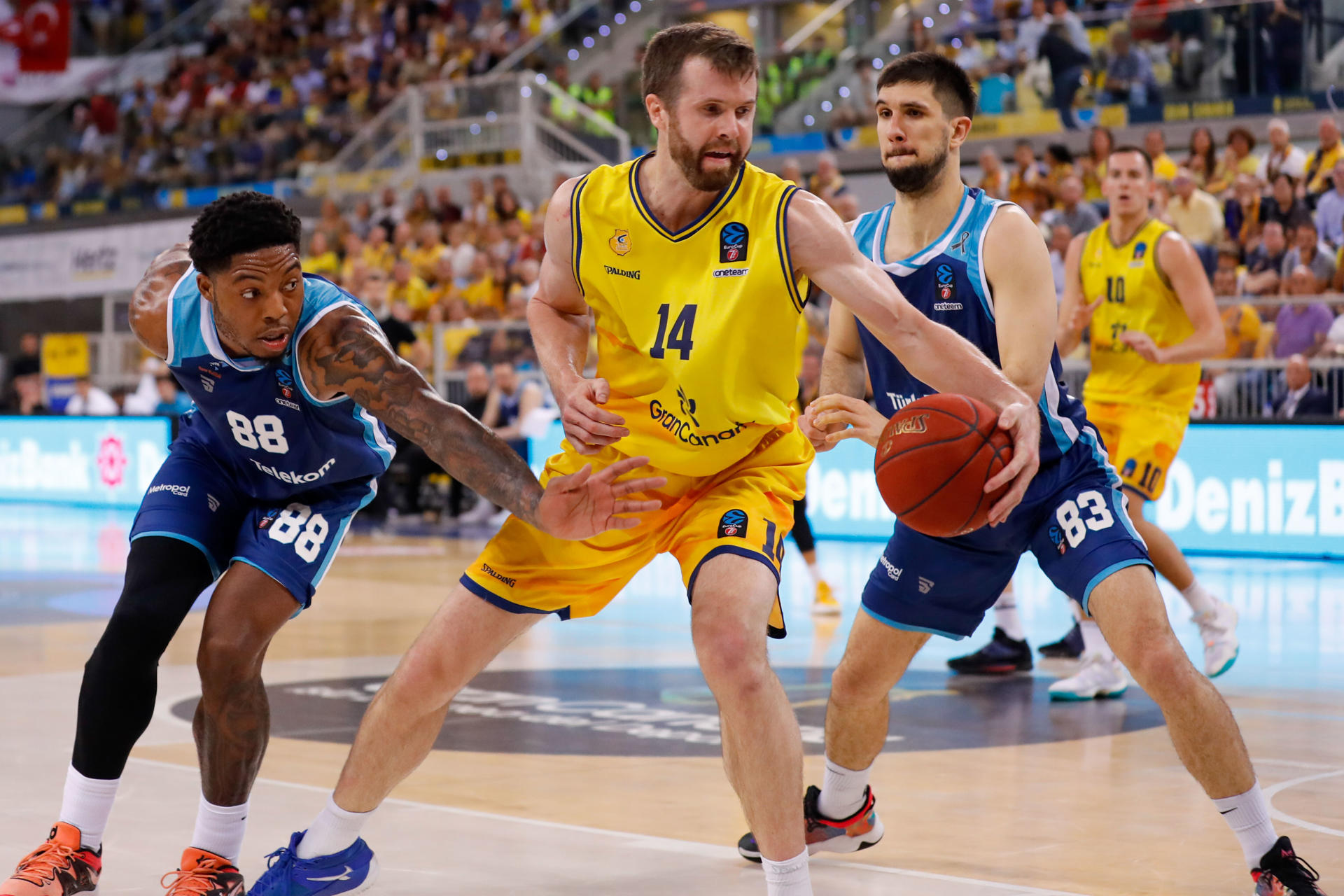 Foto de archivo del pívot del Dreamland Gran Canaria, John Shurna (d), en la final de la Eurocopa contra el Turk Telekom. EFE/Elvira Urquijo A.