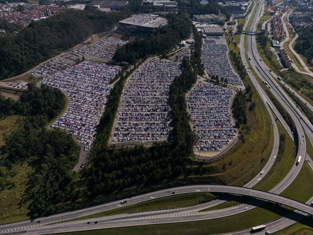Fotografía aérea que muestra el patio de la fábrica de autos Volkswagen, con miles de vehículos parados hoy, en la ciudad de São Bernardo do Campo (Brasil). EFE/Isaac Fontana
