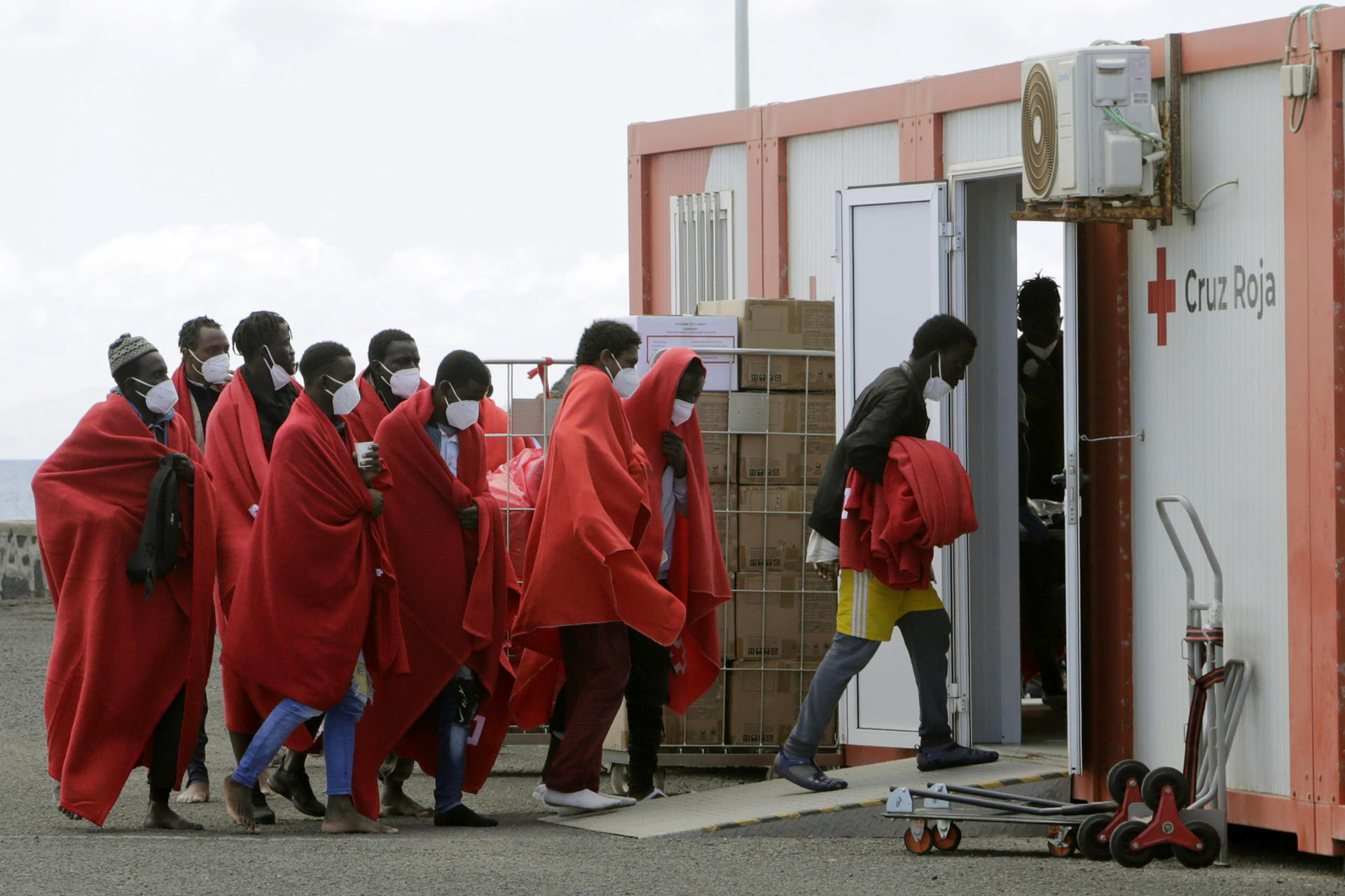 La Salvamar Al Nair ha rescatado hoy sábado a 52 personas de origen subsahariano, entre ellas 5 mujeres, cuando viajaban en una embarcación al este de la isla de Lanzarote. Todos han sido trasladados al muelle de La Cebolla en aparente buen estado de salud. EFE/ Adriel Perdomo