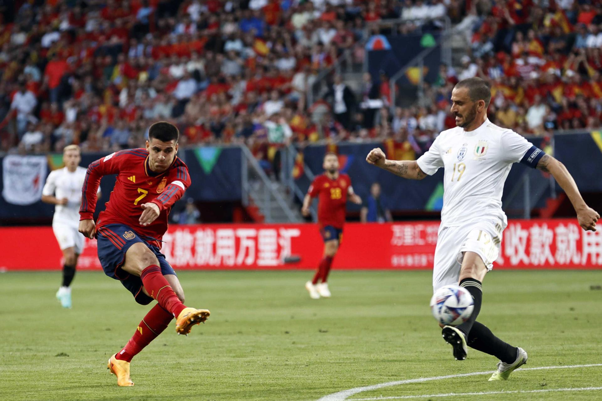 Italy defender Leonardo Bonucci (R) intercepts a shot by Spain's Alvaro Morata (L) during the UEFA Nations League semifinal in Enschede, Netherlands, on 15 June 2023. EFE/EPA/MAURICE VAN STEEN
