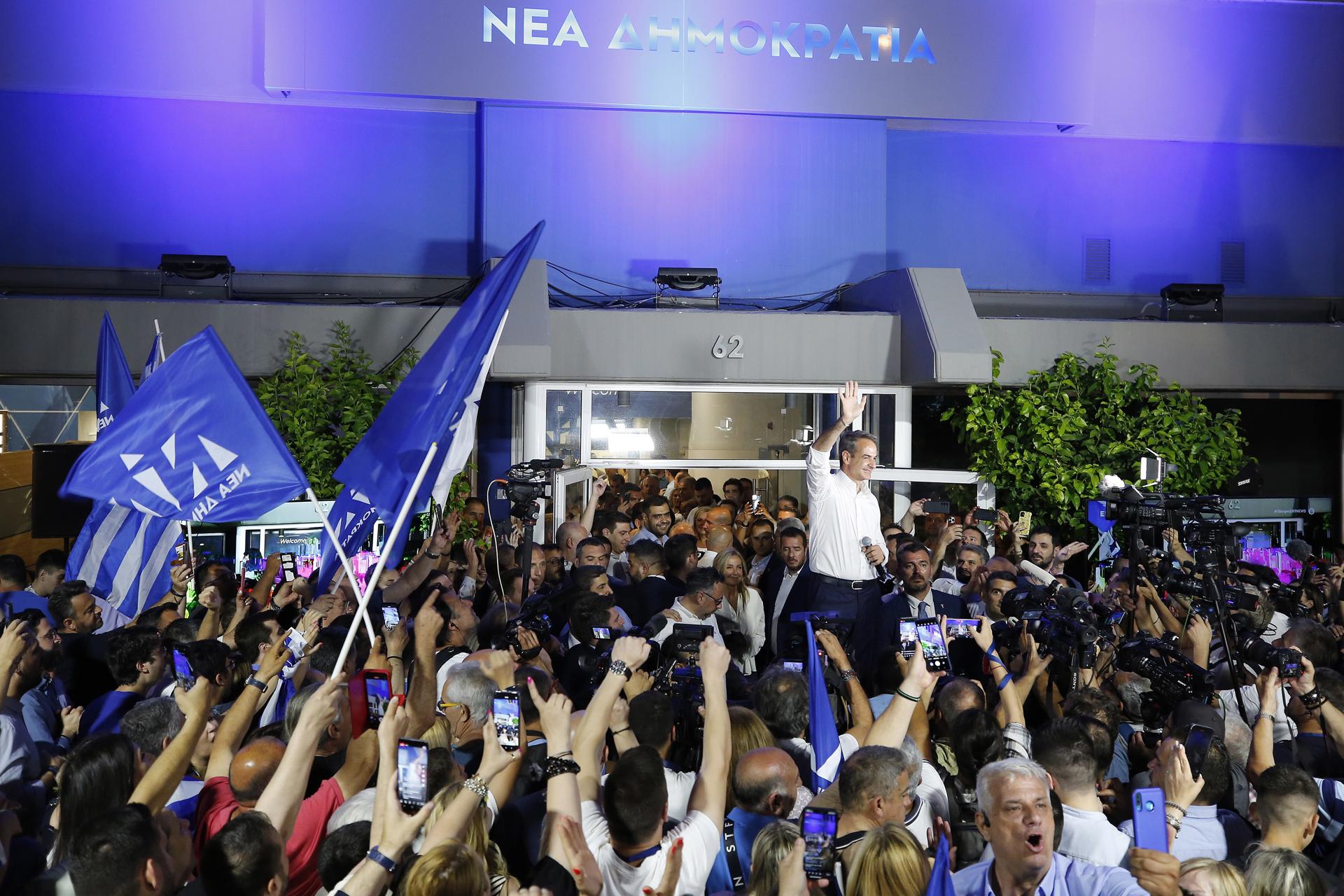 Kyriakos Mitsotakis, Leader of New Democracy political party, greets supporters after the announcement of the first results in the Greek general elections, at the party's headquarters, in Athens, Greece, 25 June 2023. EFE/EPA/ALEXANDROS VLACHOS
