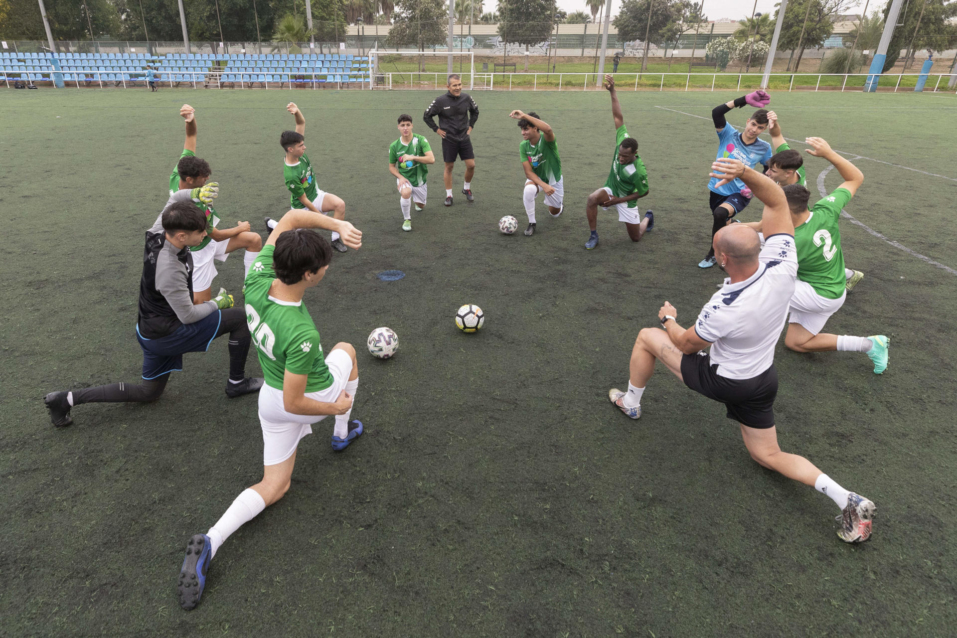 Los jugadores del Ranero Club de Fútbol de la División de Honor de juveniles, durante un entrenamiento en Murcia. EFE/ Marcial Guillén

