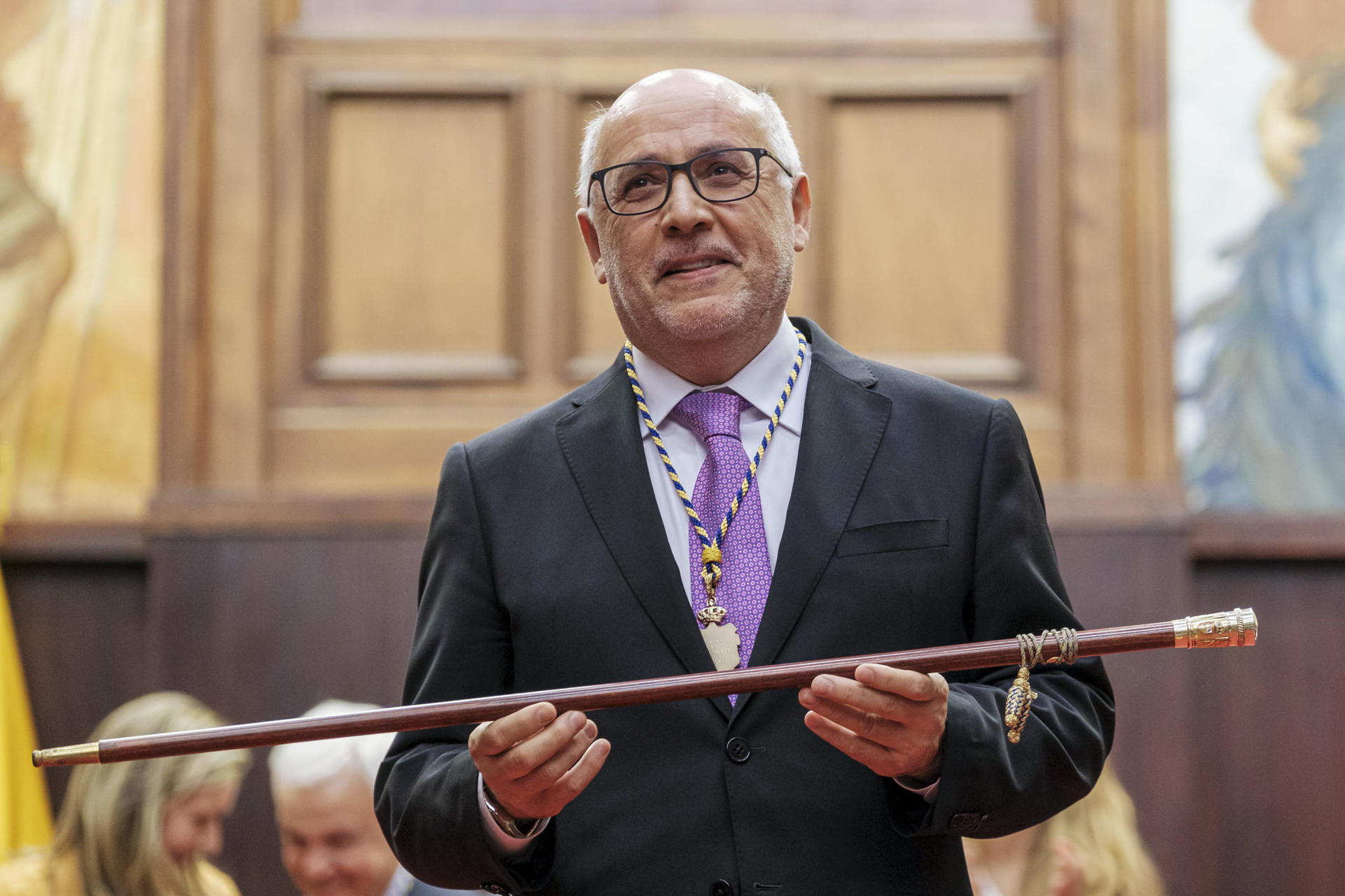Antonio Morales, de Nueva Canarias, tras ser nombrado presidente del Cabildo de Gran Canaria durante el pleno celebrado este sábad. EFE/Ángel Medina G.