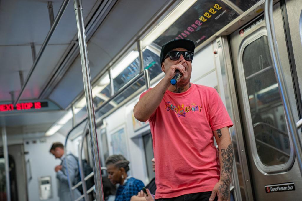 El artista callejero Leonidas canta dentro del metro de la línea 4 con dirección al Bronx, el 7 de junio de 2023, en New York (Estados Unidos). EFE/Ángel Colmenares
