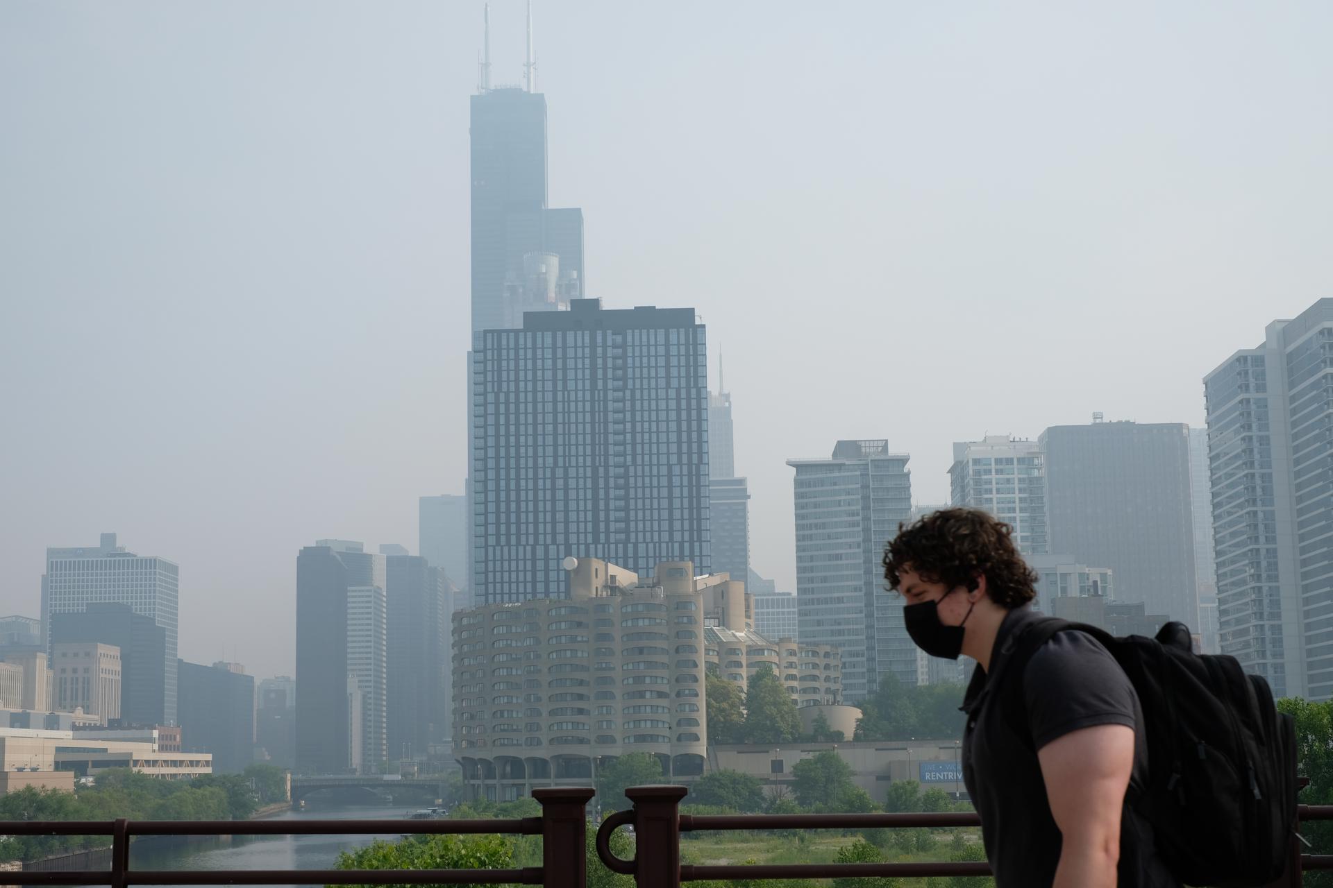 Fotografía que muestra cómo afecta el humo de los incedios en Canadá al centro de la ciudad estadounidense de Chicago, el 28 de junio de 2023. EFE/Alex Wroblewski