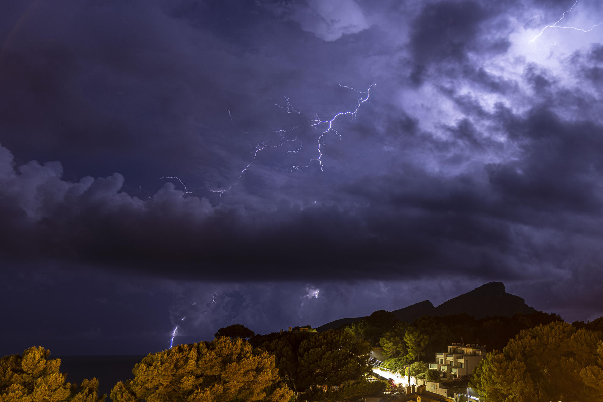 En la foto, tormenta eléctrica de esta noche en la localidad mallorquina de Andratx. EFE/Cati Cladera
