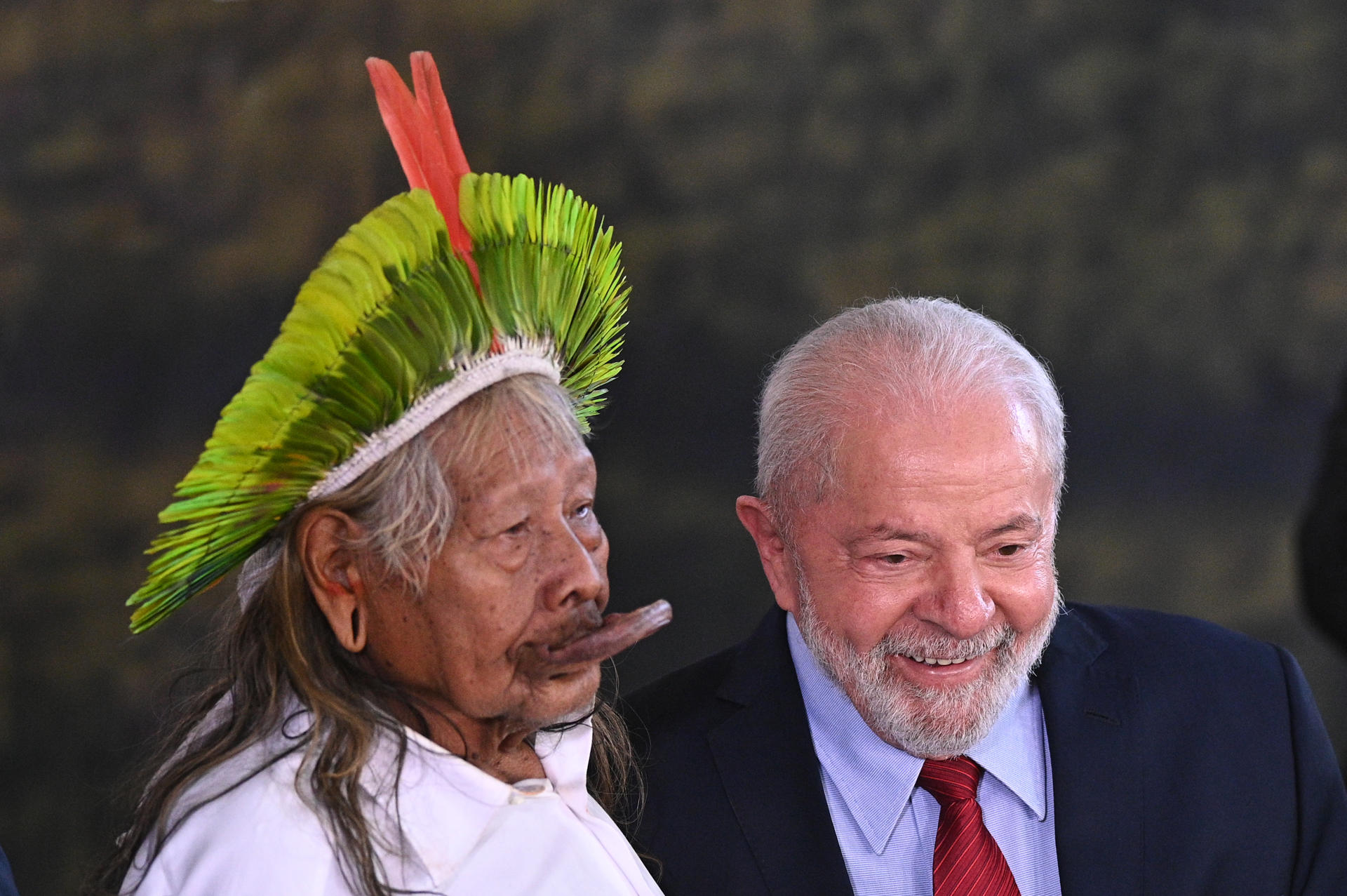El presidente de Brasil, Luiz Inácio Lula da Silva (d), posa con el líder indígena brasileño Raoni Metuktire en una ceremonia por el Día Mundial del Medio Ambiente hoy, en el Palacio del Planalto, en Brasilia (Brasil). EFE/André Borges