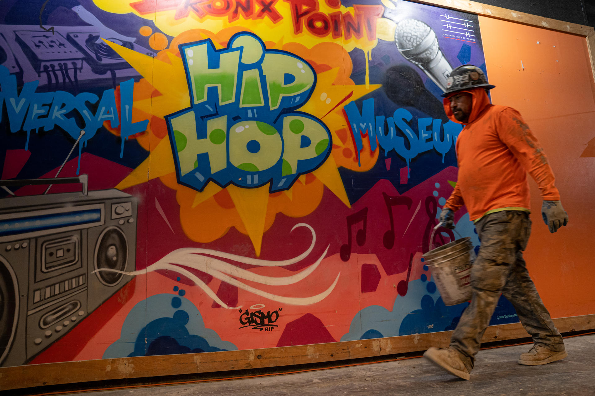 Un obrero trabaja en la construcción del Museo Universal del Hiphop, el 7 de junio de 2023, en New York (Estados Unidos). EFE/Ángel Colmenares