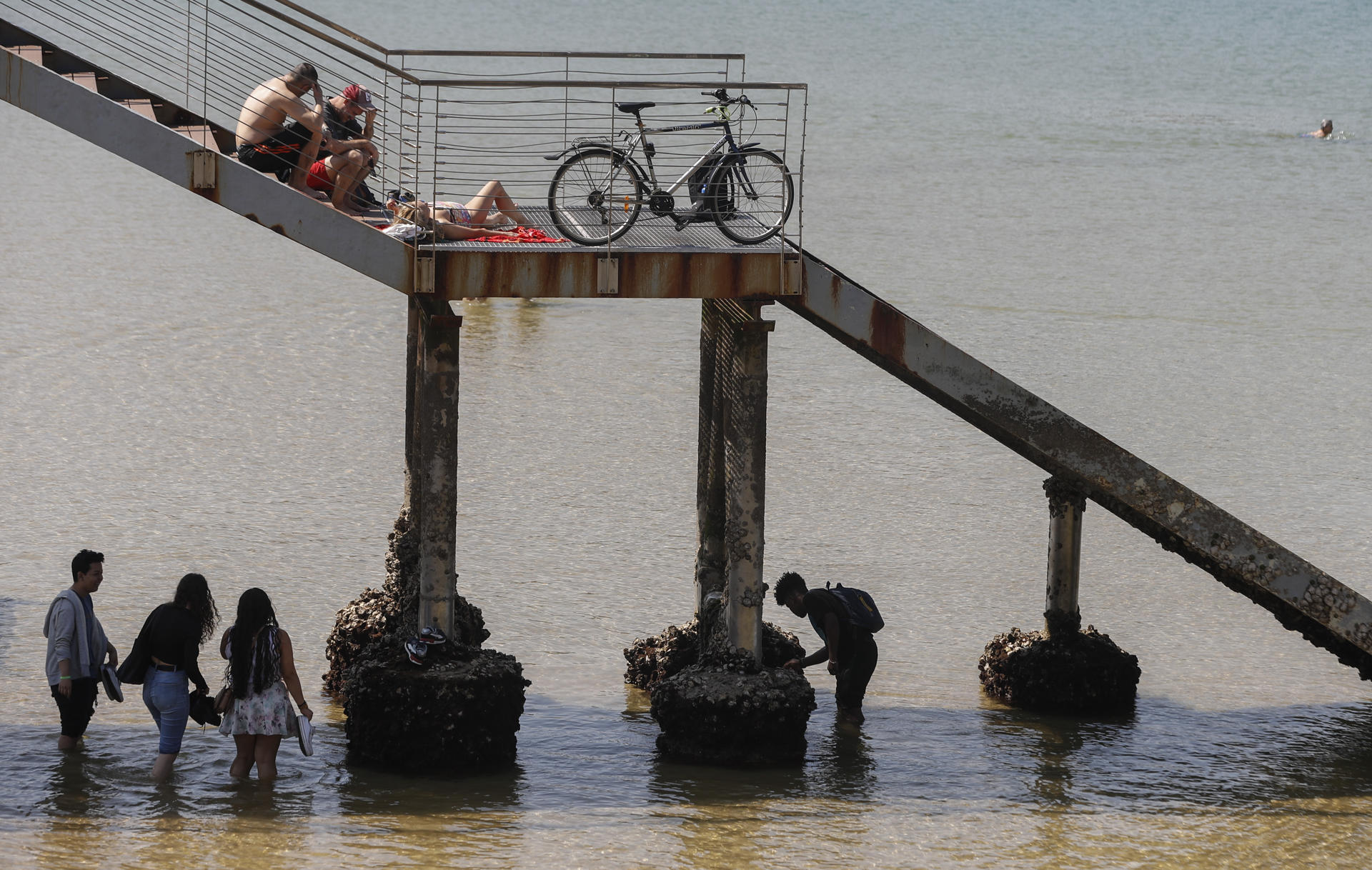 Donostiarras y turistas disfrutan en la playa de la Concha, hoy. EFE/Juan Herrero.