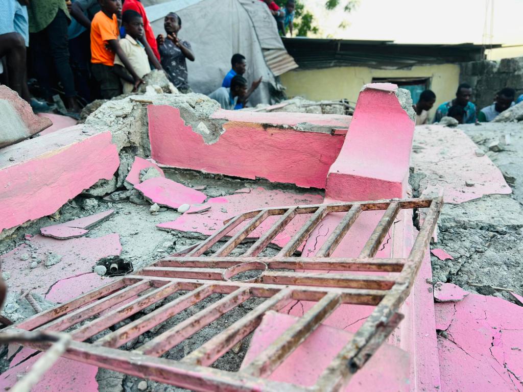 Habitantes observan hoy los daños causados por un sismo de magnitud 4,9, en Jeremie (Haití). EFE/Ralph Simon
