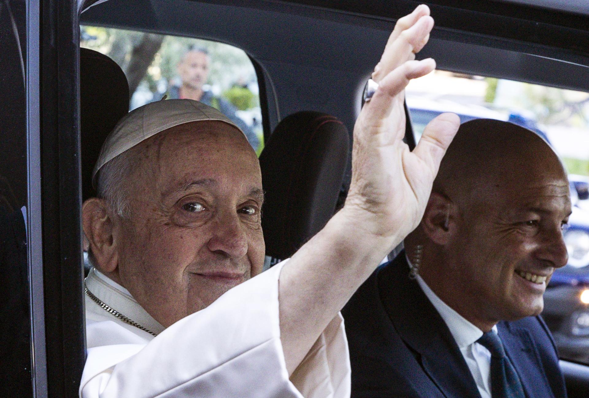 Pope Francis (L) waves to supporters as he leaves the Gemelli Polyclinic Hospital in Rome, Italy, 16 June 2023. EFE/EPA/ANGELO CARCONI