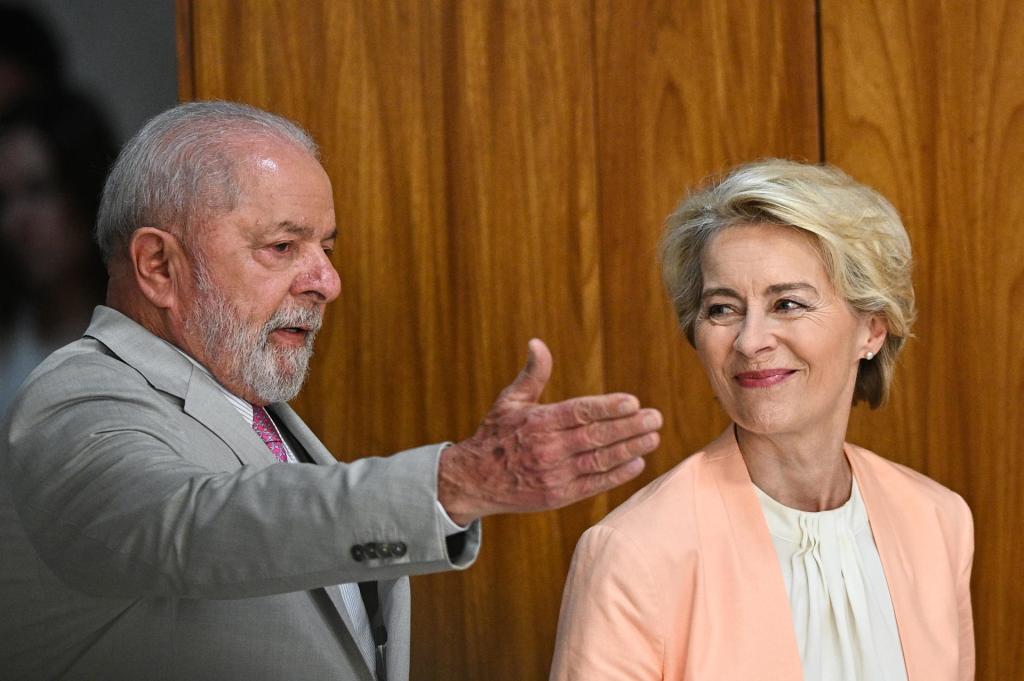 La presidenta de la Comisión Europea, Ursula von der Leyen (d), y el presidente de Brasil, Luiz Inácio Lula da Silva (i), se preparan para una conferencia de prensa conjunta tras una reunión hoy, en el Palacio de Planalto, en Brasilia (Brasil). EFE/André Borges
