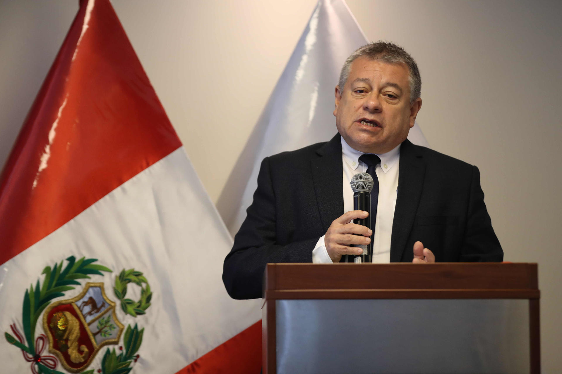 El presidente de la Comisión Nacional para el Desarrollo y Vida sin Drogas de Perú (Devida), Carlos Figueroa, habla hoy, en un encuentro con prensa extranjera, en Lima (Perú). EFE/Paolo Aguilar