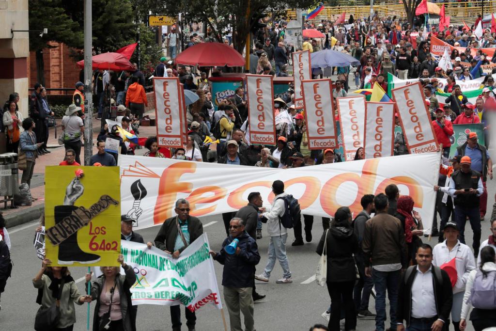Ciudadanos se manifiestan hoy en apoyo a las reformas sociales del Gobierno de Gustavo Petro, en las calles de Bogotá (Colombia). EFE/Carlos Ortega
