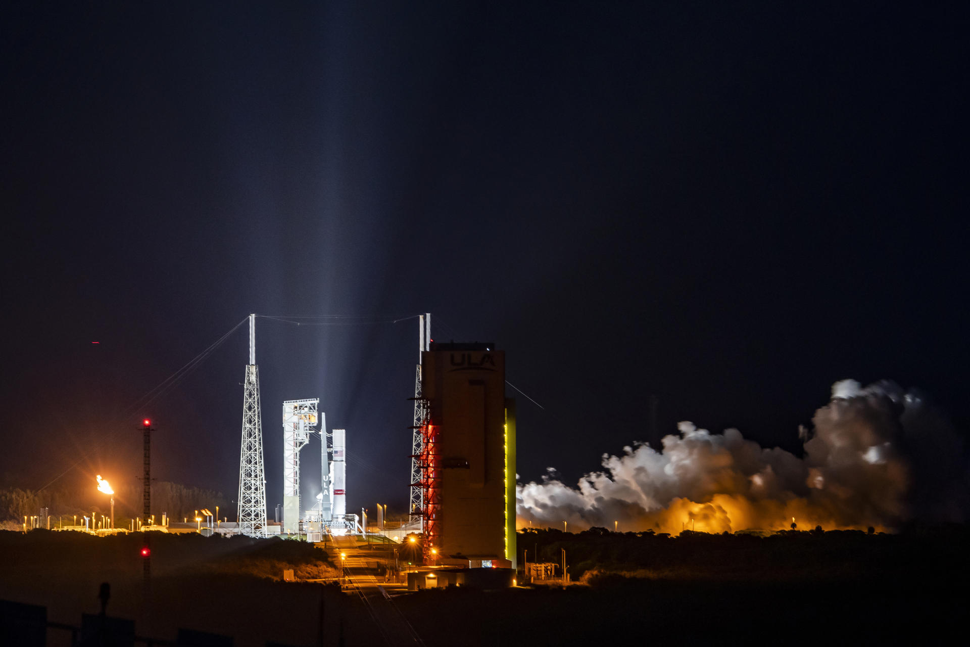Fotografía cedida por United Launch Alliance (ULA) donde se muestra el cohete Vulcan Centaur durante una prueba de fuego estático, llamada Flight Readiness Firing (FRF), en una plataforma de la Estación de la Fuerza Espacial de Cabo Cañaveral, el 7 de junio de 2023, en Florida (EE.UU.). EFE/ United Launch Alliance