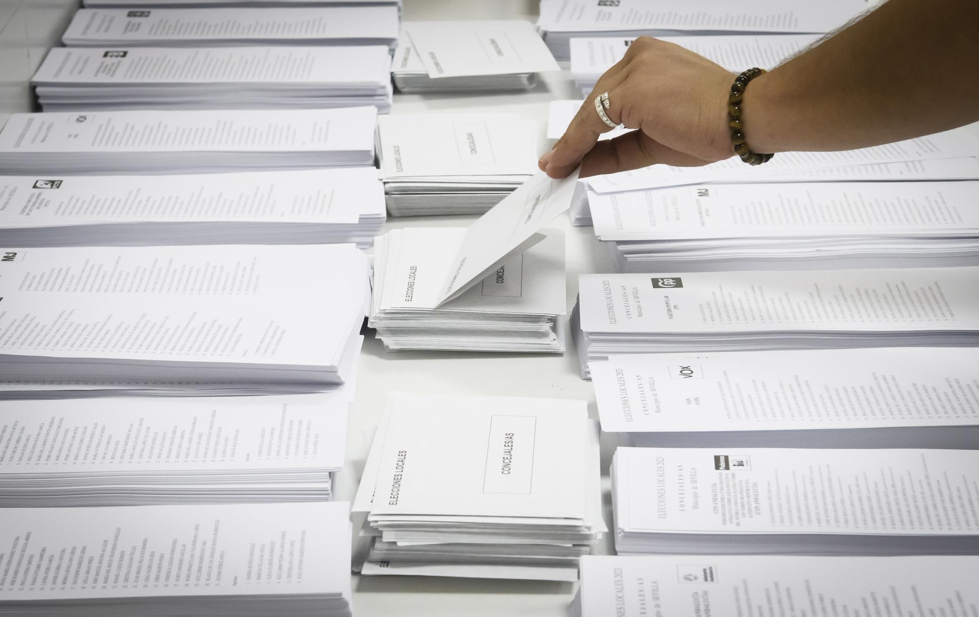 Imagen de archivo de las elecciones del 28M en un colegio electoral. EFE/ Raúl Caro.