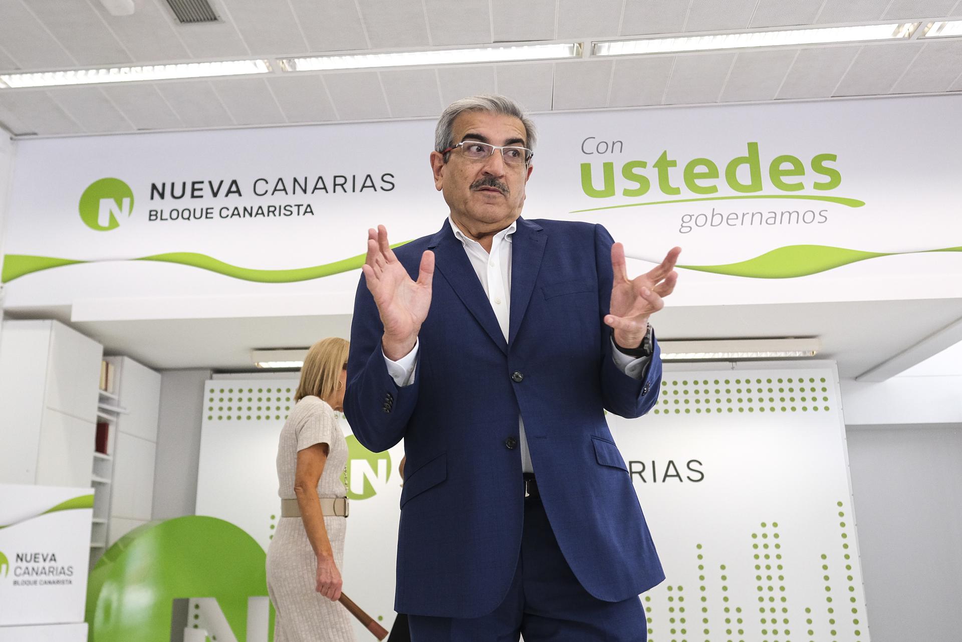 El presidente de Nueva Canarias, Román Rodríguez, acompañado por otros miembros del partido, informaron en rueda de prensa del análisis que su Ejecutiva ha realizado de los resultados de las elecciones del pasado domingo. EFE/Ángel Medina G.