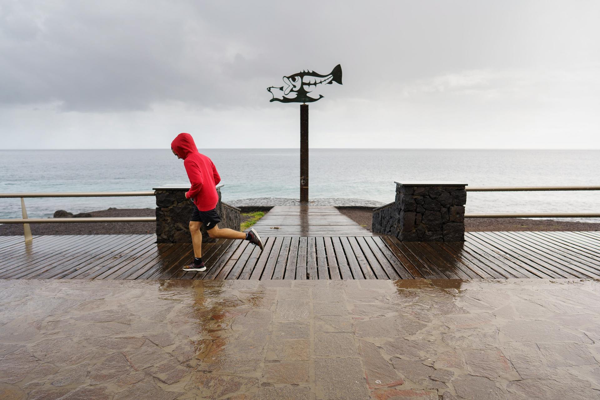 CANDELARIA (TENERIFE).- Imagen de archivo de un corredor que practica deporte en la costa de Las Caletillas, en el municipio de Candelaria (Tenerife) durante la borrasca Filomena. EFE/Ramón de la Rocha