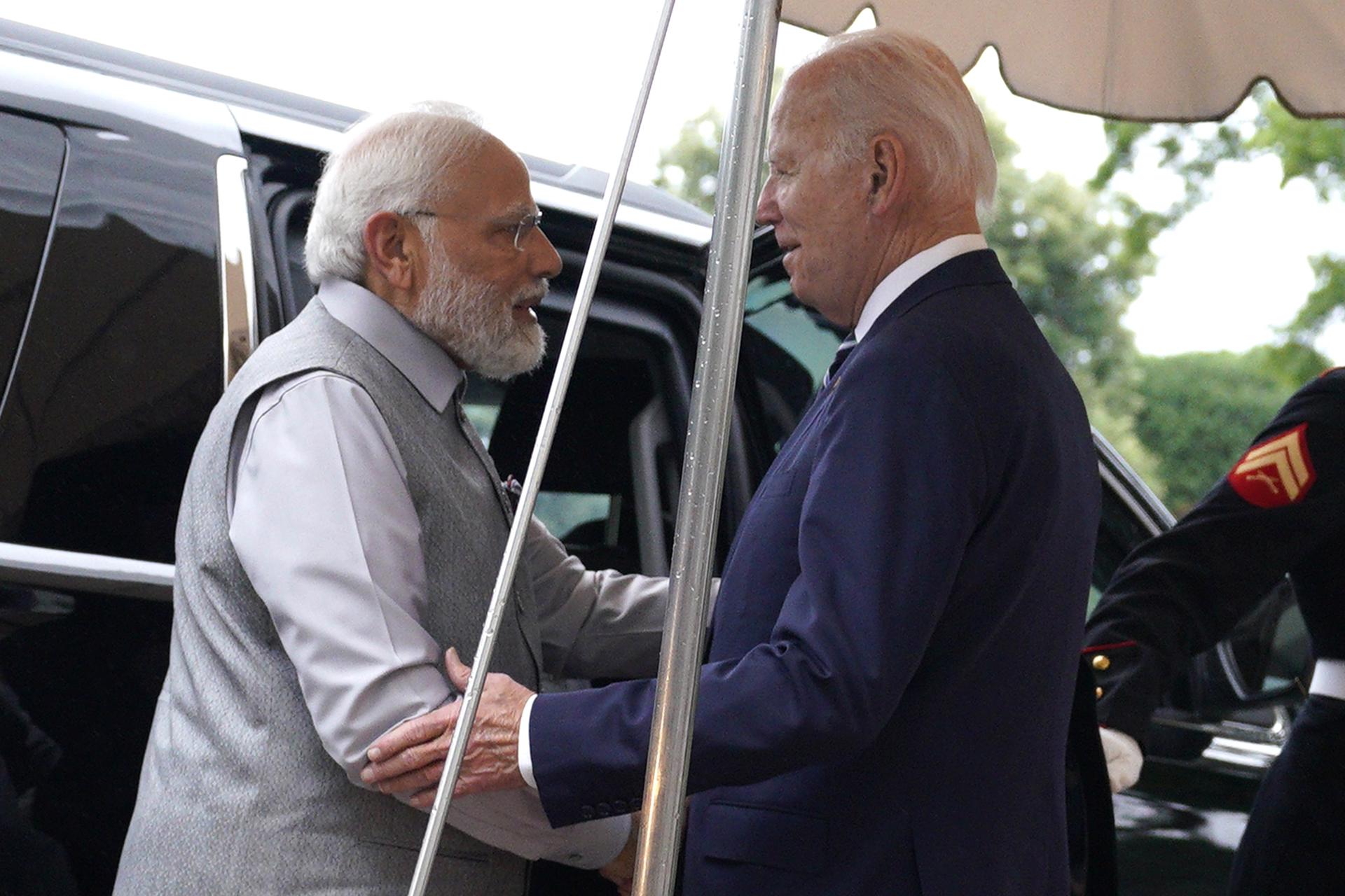 US President Joe Biden (C) welcome Indian Prime Minister Narendra Modi (L) ahead of a dinner at the White House in Washington, DC, USA, 21 June 2023. EFE-EPA/Yuri Gripas / POOL
