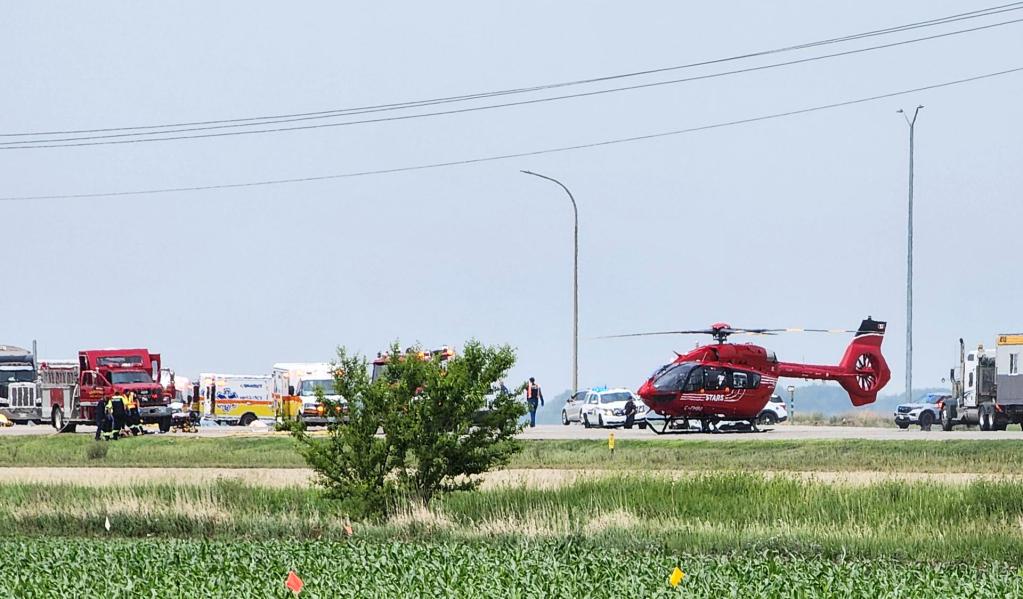 Trabajadores de emergencia y un helicóptero medi-vac en la escena de un accidente mortal que involucró un camión y un microbús en las cercanías de la localidad de Carberry, en la provincia de Manitoba, en el oeste de Canadá, este 15 de junio de 2023. EFE/EPA/Nirmesh Vadera
